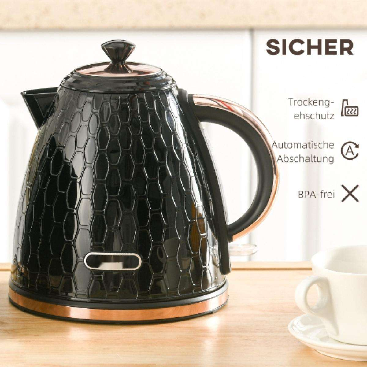 Ein schwarzer und kupferfarbener Wasserkocher mit Wabenmuster steht auf einer Holzoberfläche. Eine weiße Tasse befindet sich unten rechts.
