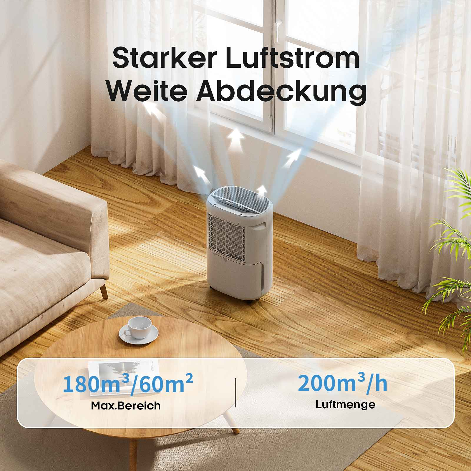 Ein Luftreiniger in einem Raum. Der Text lautet 'Starker Luftstrom, weite Abdeckung'. Pfeile zeigen den Luftstrom. Sofa und Tisch sichtbar.