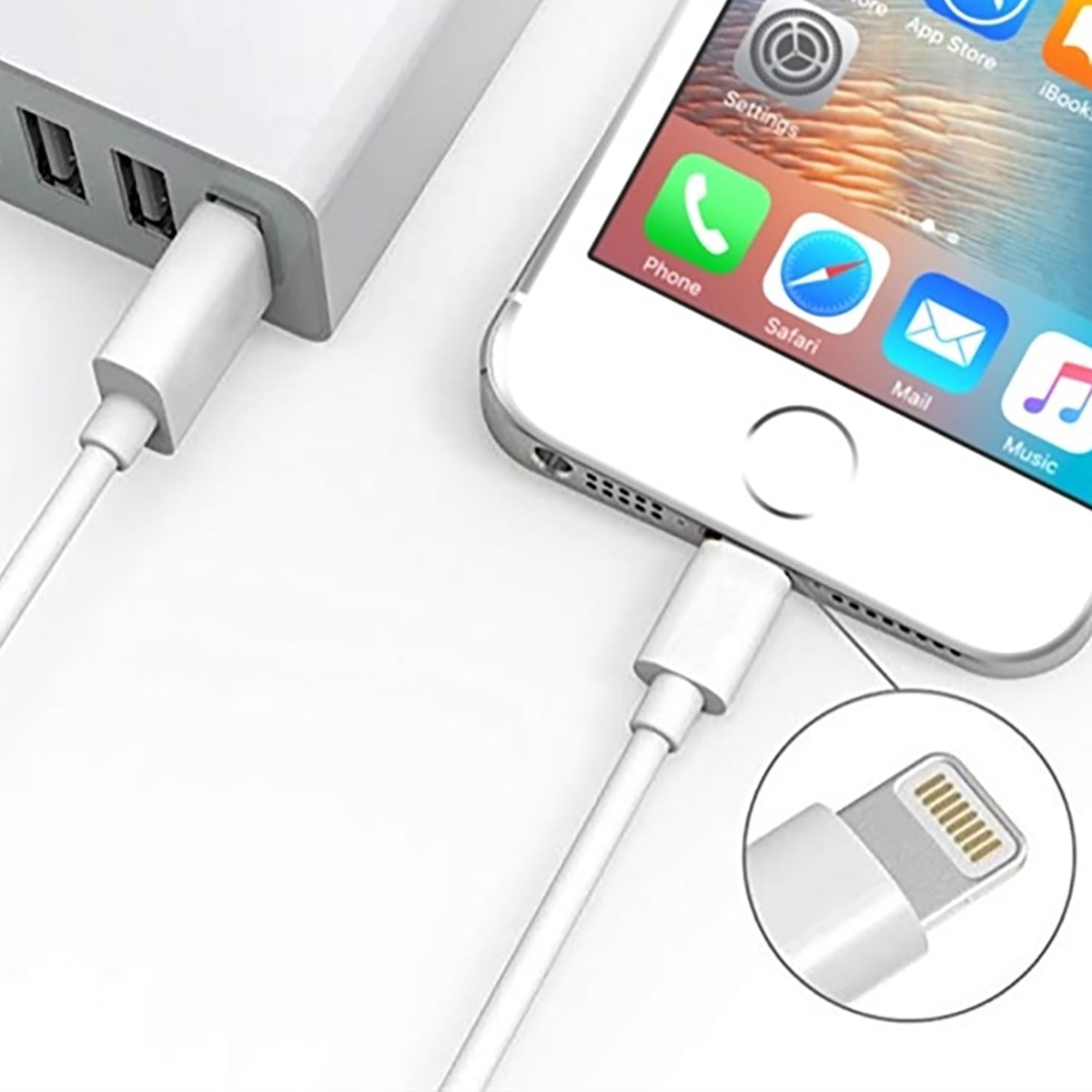 Weisse Powerbank und Telefon, das mit weissen Kabeln geladen wird. Telefon zeigt App-Symbole. Nahaufnahme des Ladeanschlusses.