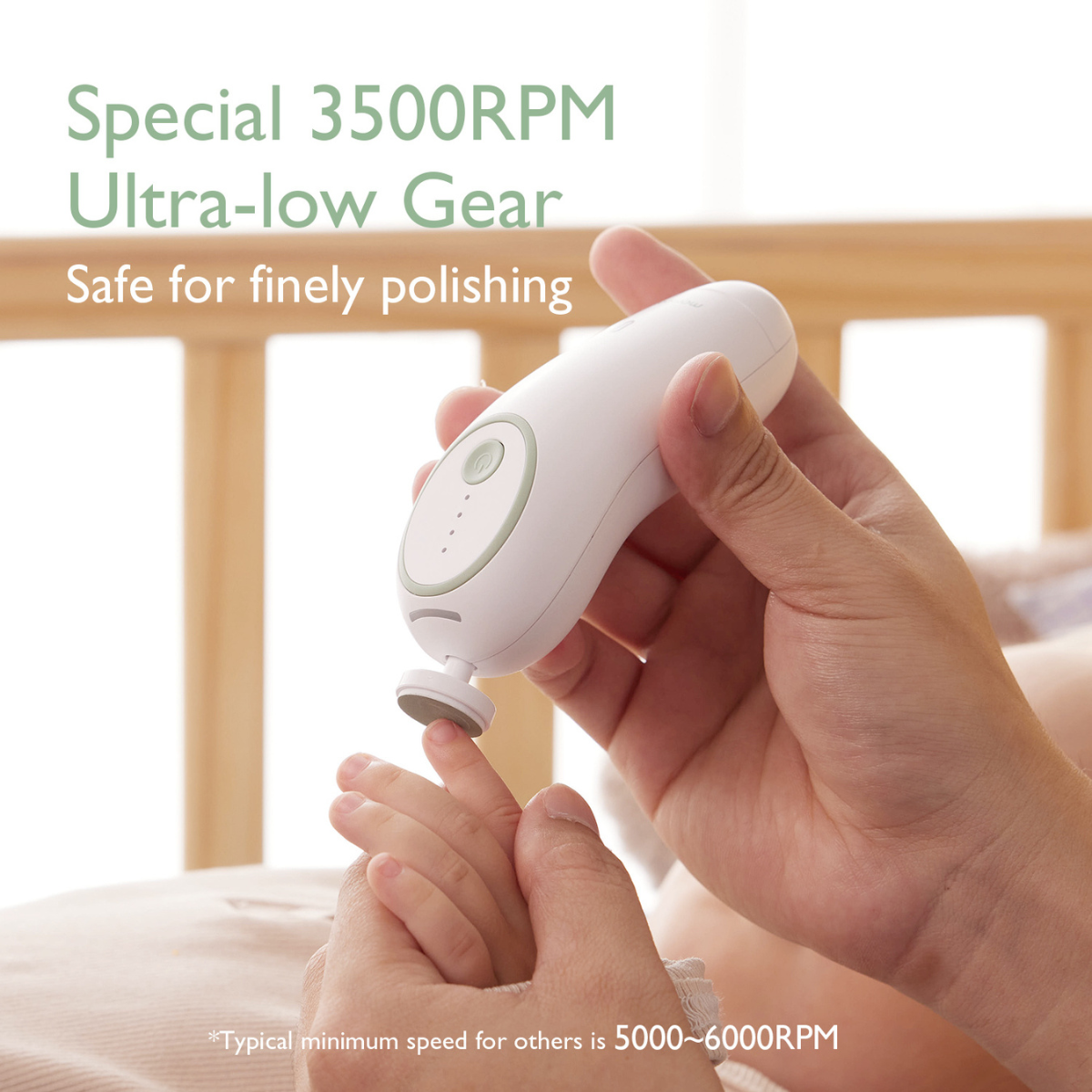 Une main tient un coupe-ongles blanc pour bébé, polissant le doigt d'un bébé. Le texte dit : 'Spécial 3500RPM Ultra-low Gear'.