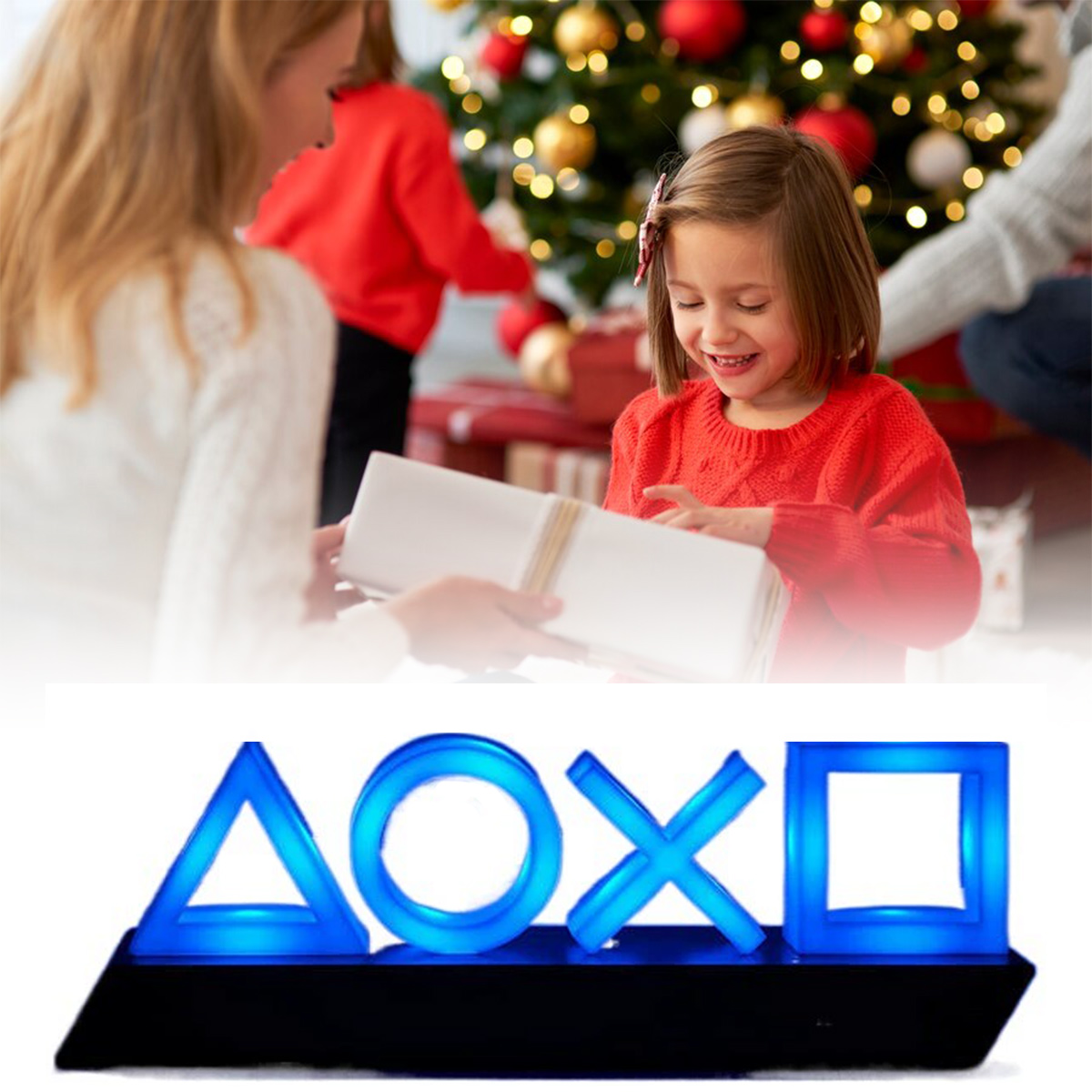 Ein Mädchen in Rot öffnet ein Geschenk. Im Hintergrund ein Weihnachtsbaum. Darunter ein blaues Playstation-Symbol-Licht.