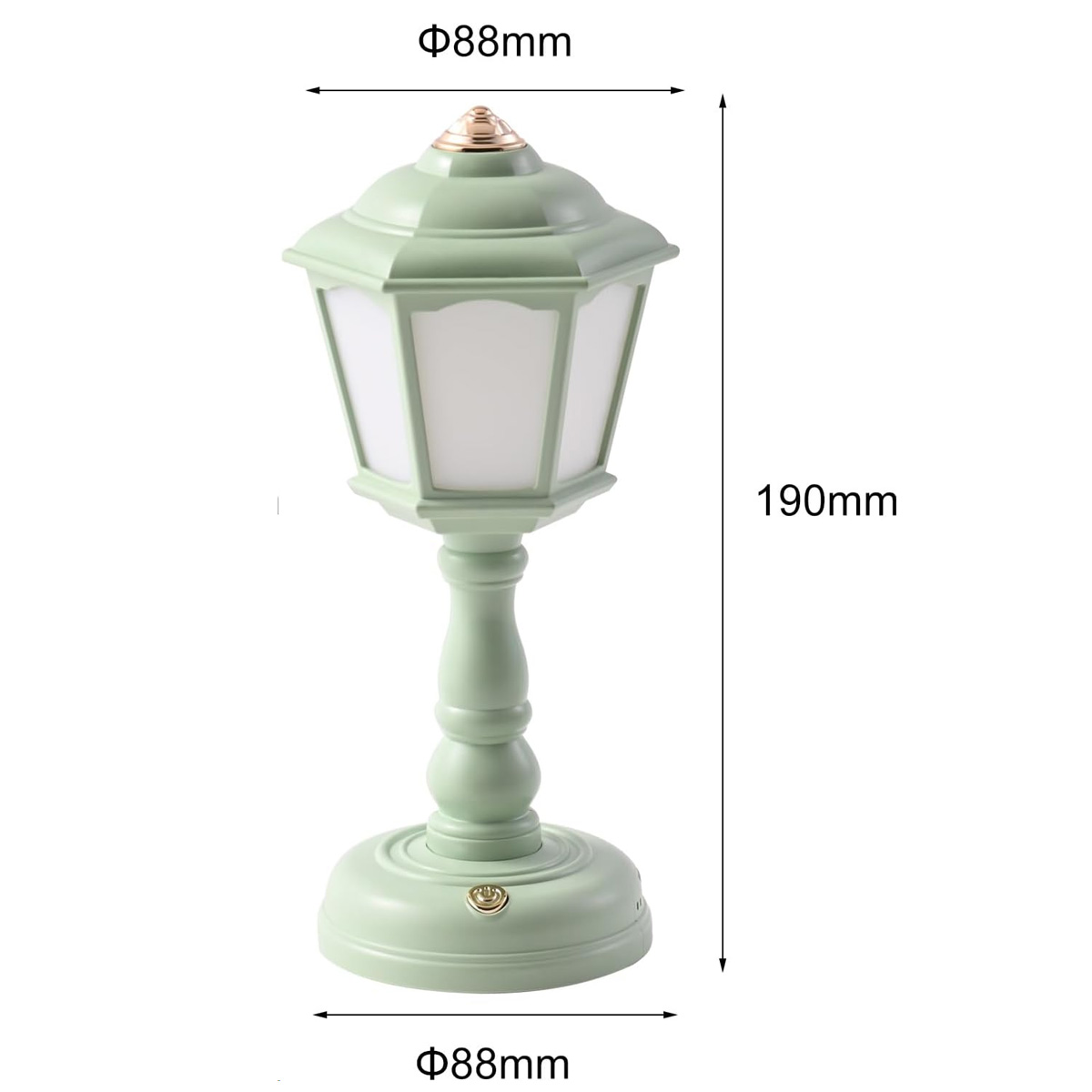 Eine mintgrüne Lampe in Form einer Vintage-Straßenlaterne. Maße: 88 mm Durchmesser, 190 mm Höhe. Hat einen goldenen Akzent oben.