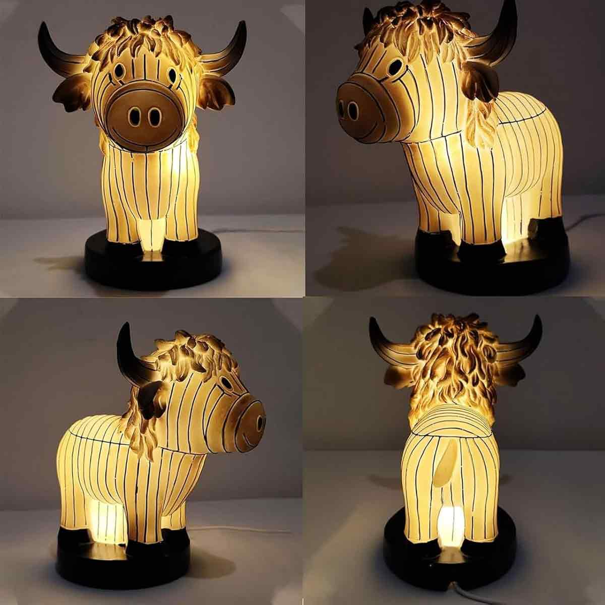 Eine kuhförmige Lampe wird aus mehreren Winkeln gezeigt. Sie hat einen cremefarbenen Körper mit schwarzen Streifen. Hörner, Sockel und Details sind schwarz.