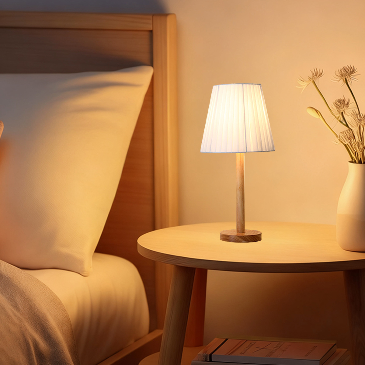 Eine Nachttischszene mit einer Lampe auf einem Holztisch, einem Bett und einer Vase mit Blumen. Warme Beleuchtung sorgt für eine gemütliche Atmosphäre.