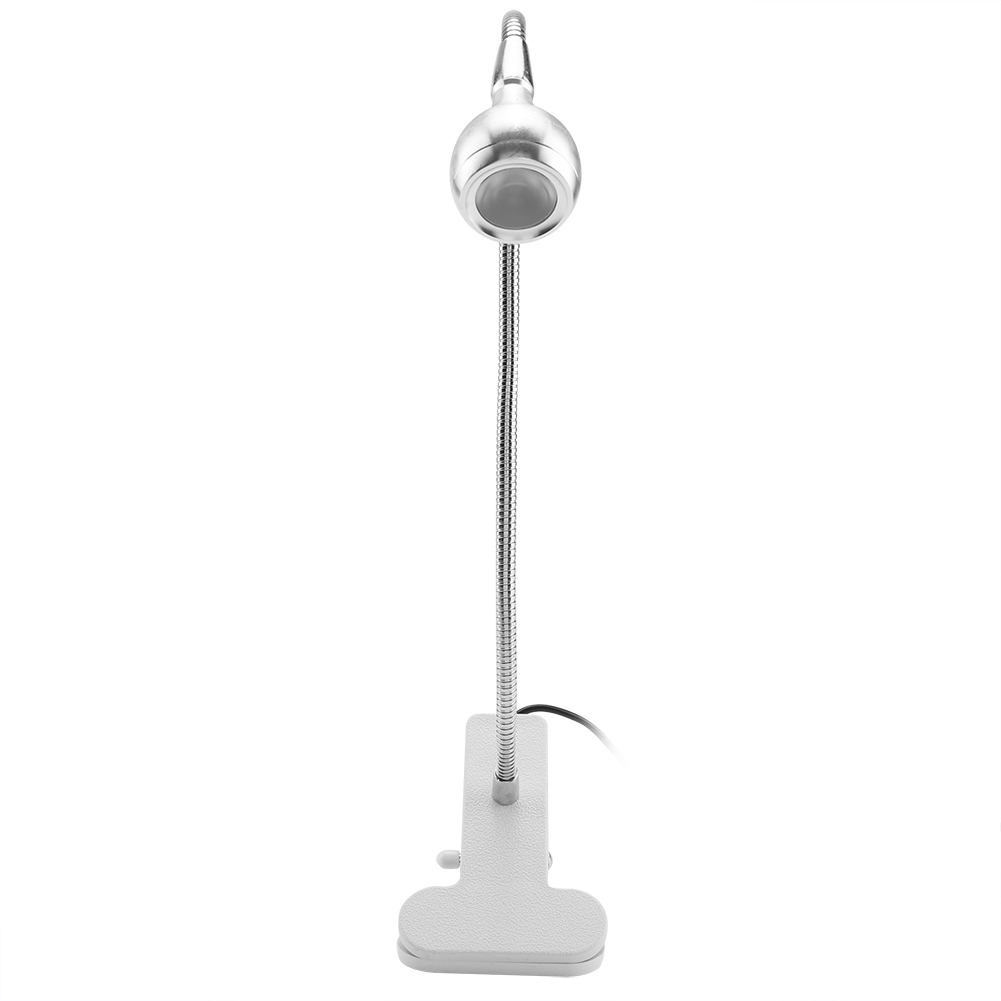 Eine kleine, silberne Schreibtischlampe mit flexiblem Hals und Clip-on-Basis, vor weißem Hintergrund.