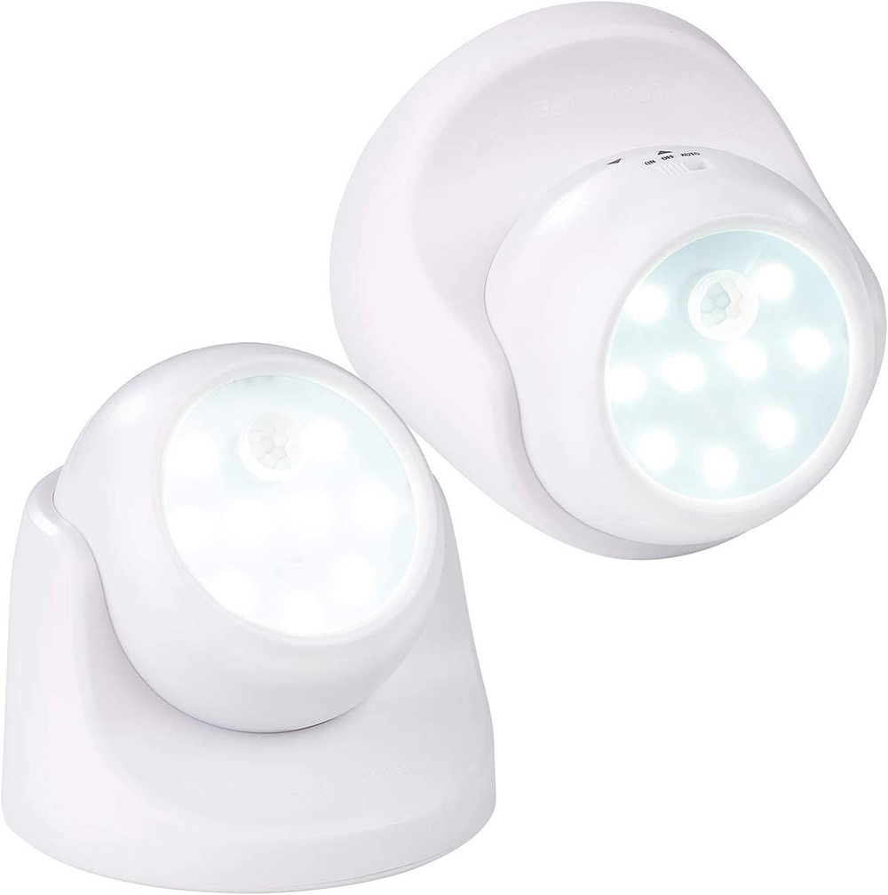 Zwei weiße LED-Bewegungsmelder. Jede Leuchte hat einen runden Kopf mit hellen LEDs. Sie befinden sich auf weißem Hintergrund.