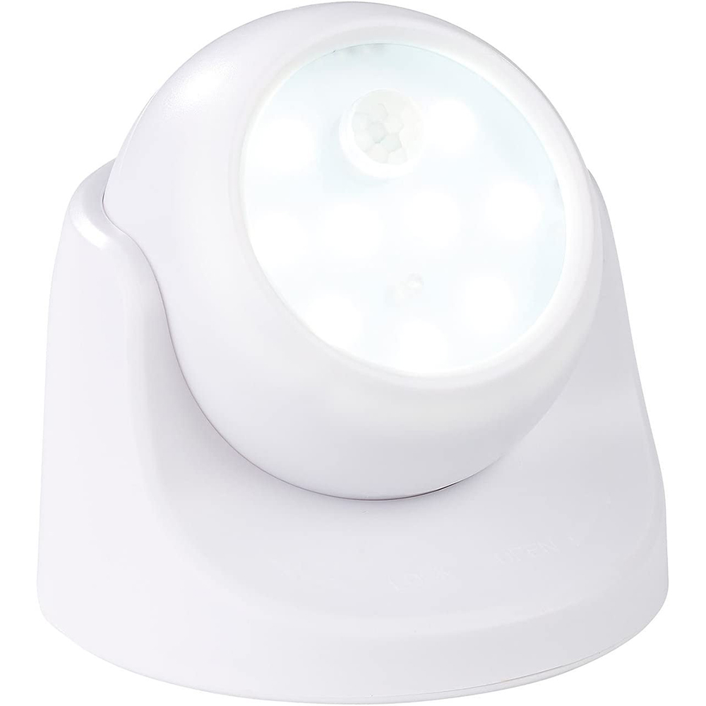 Ein weißes, bewegungsaktiviertes LED-Licht. Es hat einen runden Kopf mit mehreren LEDs und einem Sensor, montiert auf einem gebogenen Sockel.