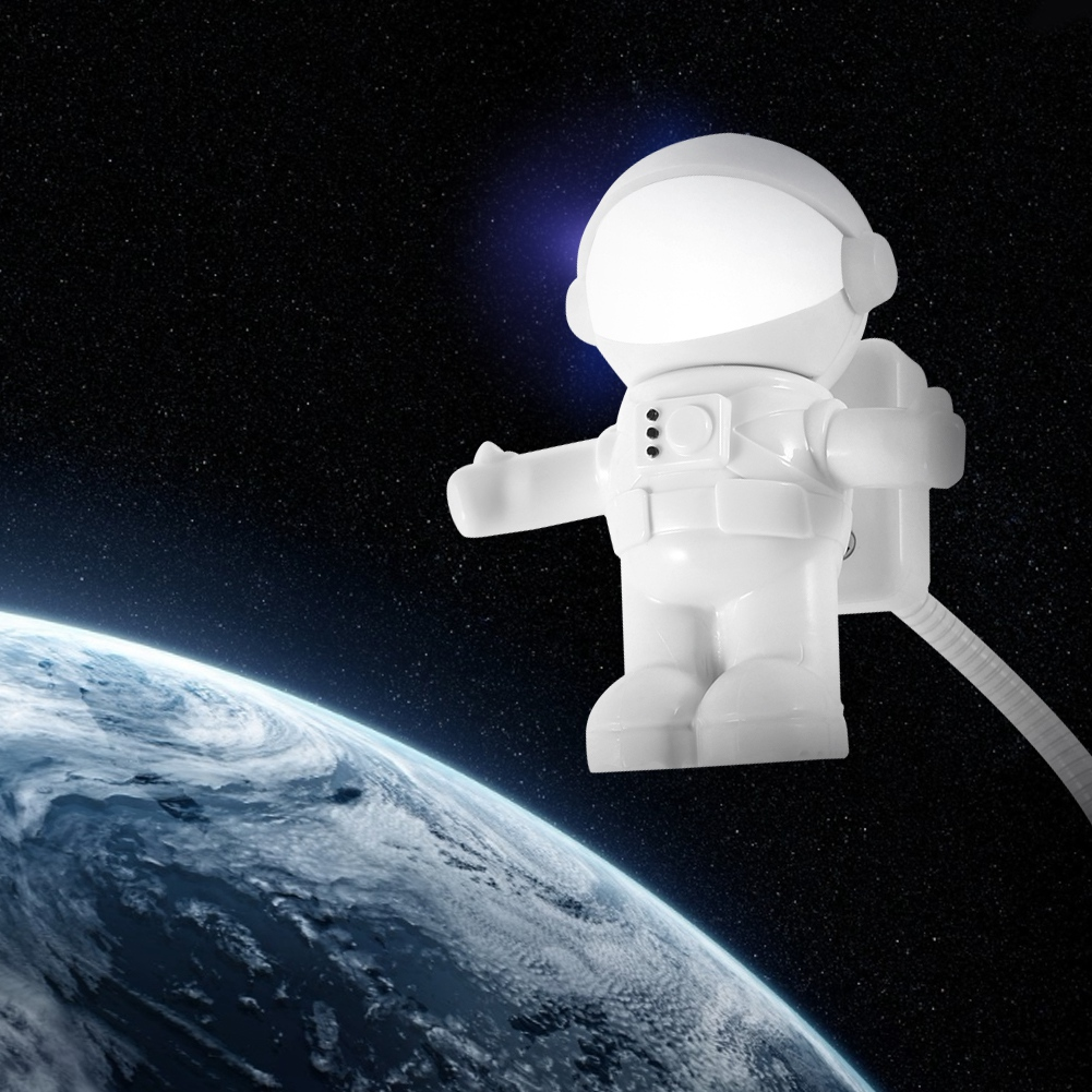 Eine weiße Astronautenfigur schwebt in der Nähe der Erde im Weltraum. Die Figur hat einen Helm und einen Rucksack. Der Hintergrund ist ein Sternenhimmel.