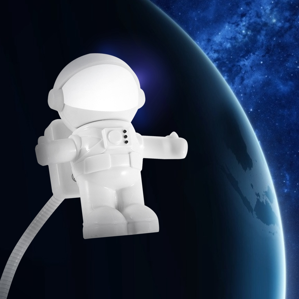 Eine weiße Astronautenlampe im Weltraum, Arm ausgestreckt. Ein blauer Planet und ein Sternenhintergrund sind sichtbar.