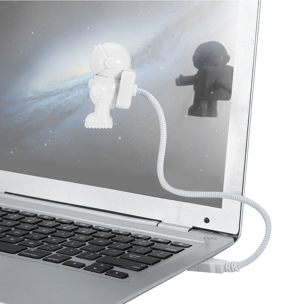 Eine weiße Astronautenfigur ist mit einem Laptop verbunden. Ein schattenhafter Astronaut ist auf dem Bildschirm.