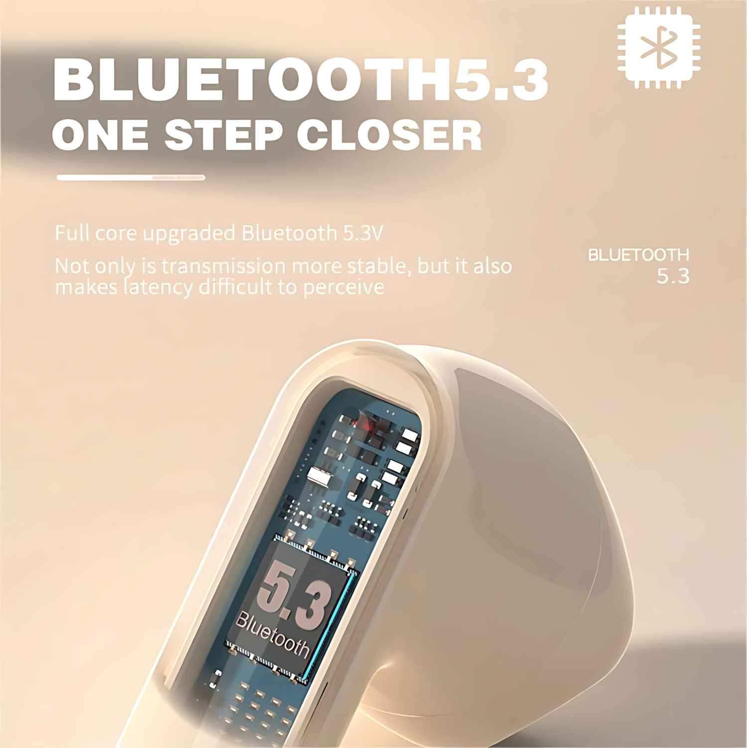 Nahaufnahme eines Ohrhörers mit einem 5.3 Bluetooth-Zeichen. Text: BLUETOOTH 5.3. Der Hintergrund ist beige mit etwas Text.