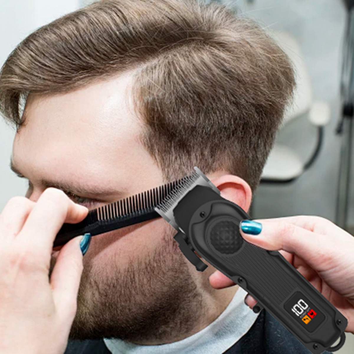 Jemandem werden mit Kamm und Haarschneider die Haare geschnitten. Der Haarschneider ist schwarz und digital.