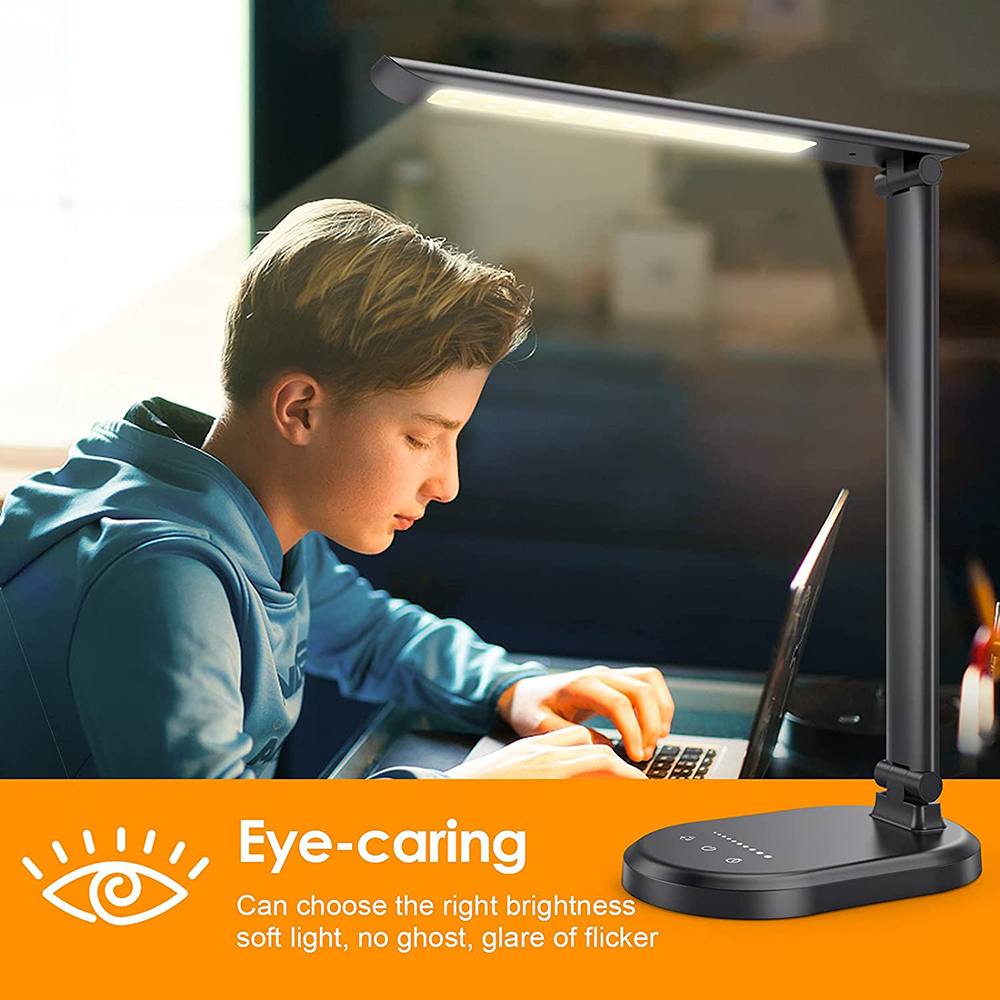 Ein Junge benutzt einen Laptop unter einer schwarzen Schreibtischlampe. Die Lampe ist an. Das Bild wirbt mit augenfreundlichen Funktionen.