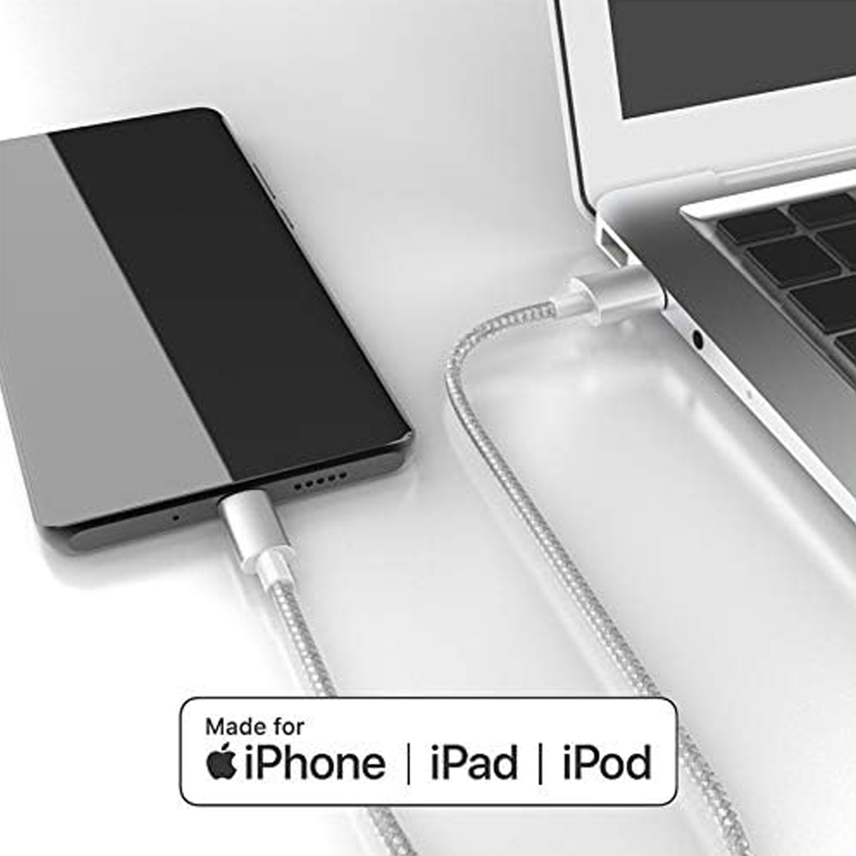 Ein Telefon und ein Laptop sind mit einem weißen Kabel verbunden. Das Telefon hat einen schwarzen und grauen Bildschirm. Das Kabel ist mit 'Made for iPhone, iPad, iPod' beschriftet.