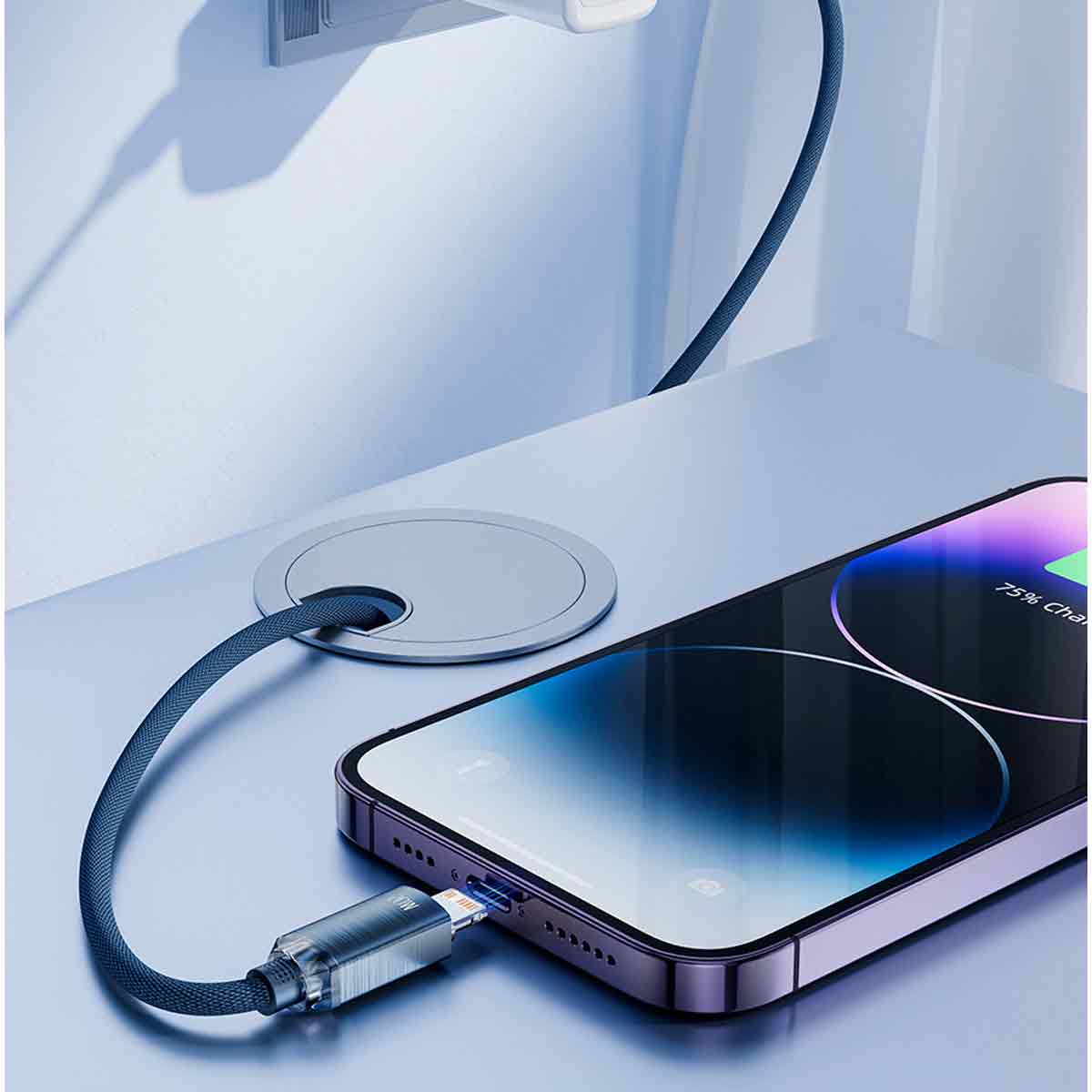 Ein Telefon wird geladen. Ein blaues Ladekabel ist mit dem Telefon verbunden. Das Telefon liegt auf einem weißen Tisch.