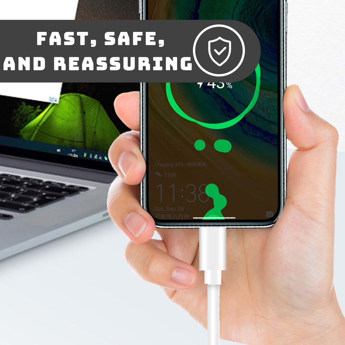 Eine Hand hält ein Smartphone, das geladen wird. Der Bildschirm zeigt 74 % Akku. Im Hintergrund ist ein Laptop zu sehen.