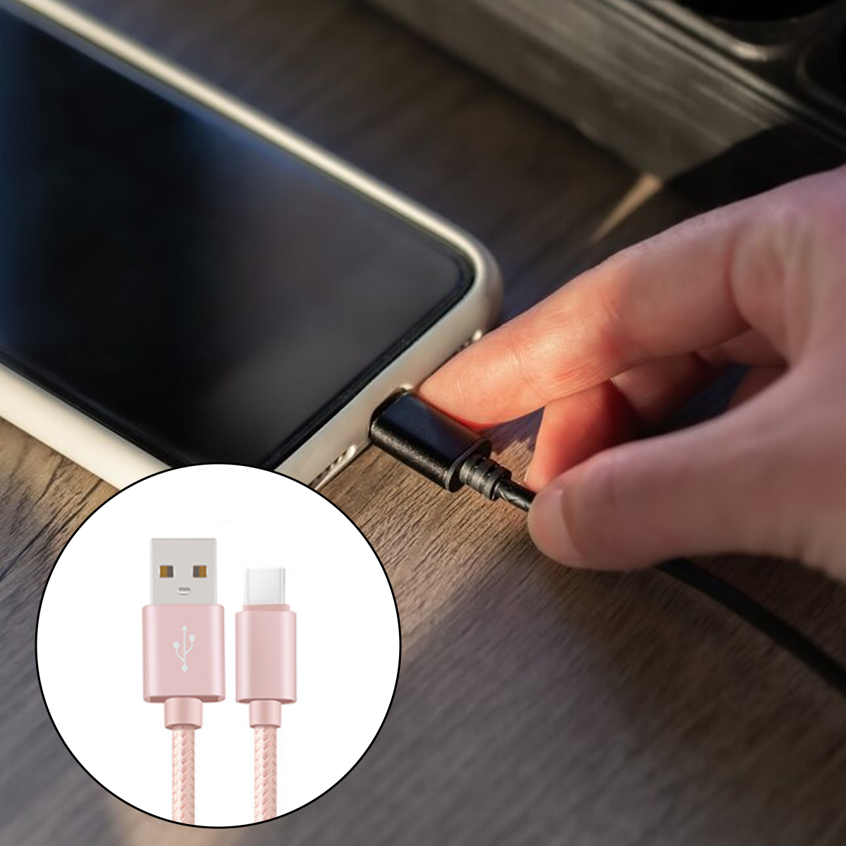 Eine Hand, die ein schwarzes USB-C-Kabel in ein Telefon steckt. Ein rosa USB-Kabel befindet sich in einem kreisförmigen Einsatz.