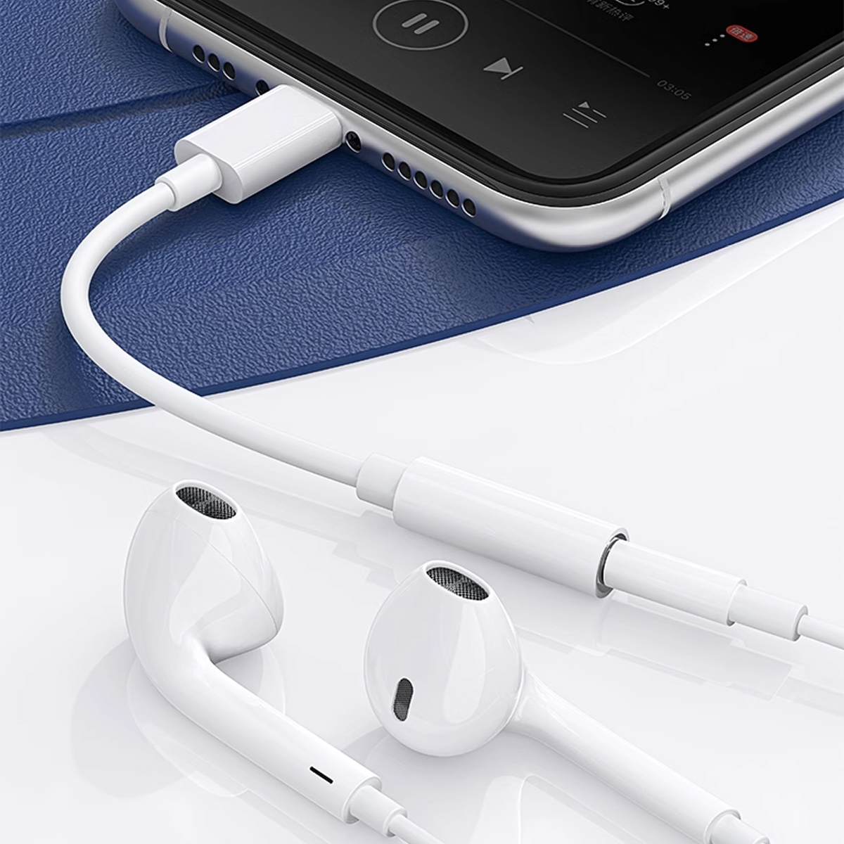 Weiße Kopfhörer sind über ein weißes Kabel mit einem Telefon verbunden. Das Telefon zeigt eine Mediaplayer-Oberfläche.