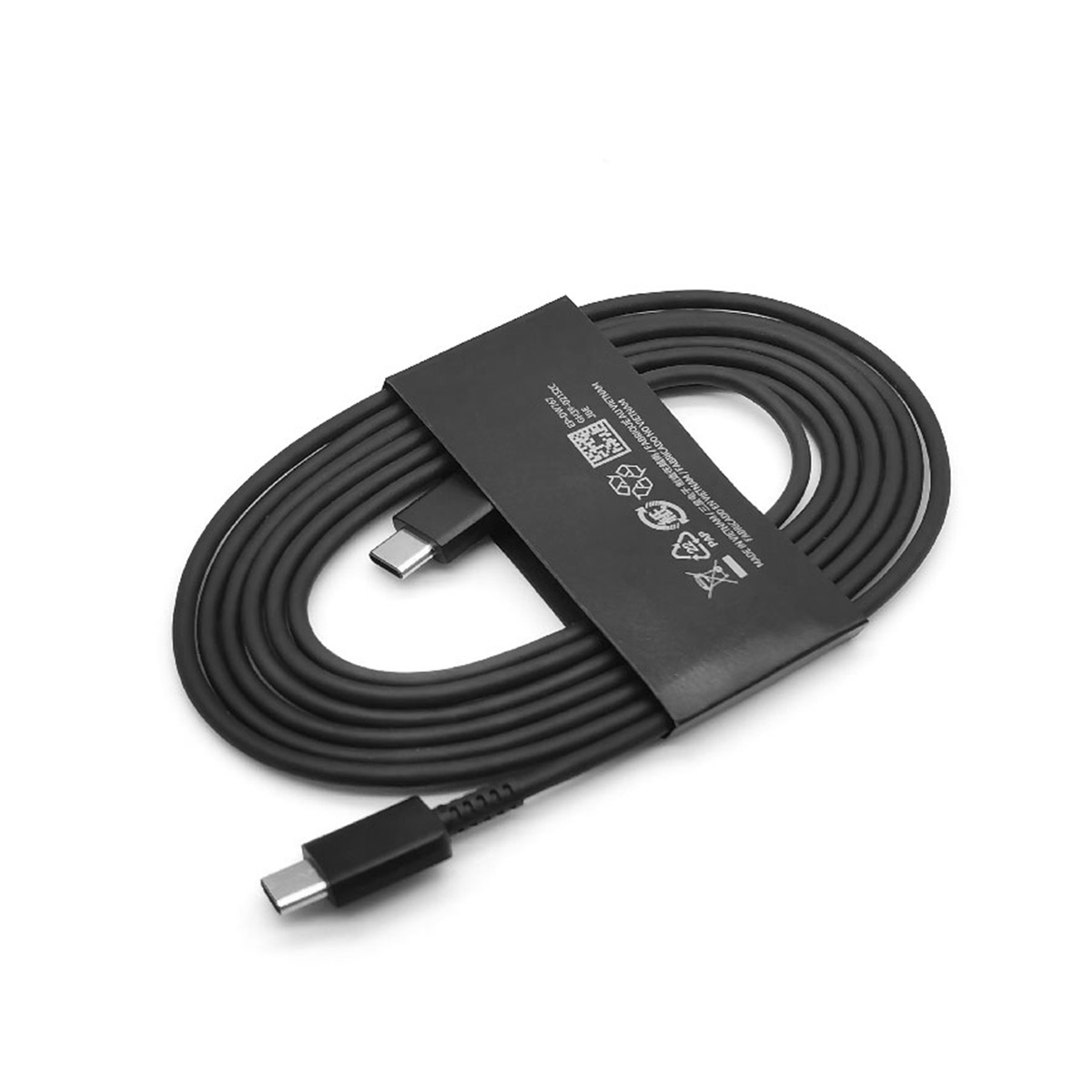 Ein auf einer weißen Oberfläche liegendes, aufgerolltes schwarzes USB-C-Kabel. Das Kabel hat zwei USB-C-Anschlüsse und ein schwarzes Etikett mit Text.