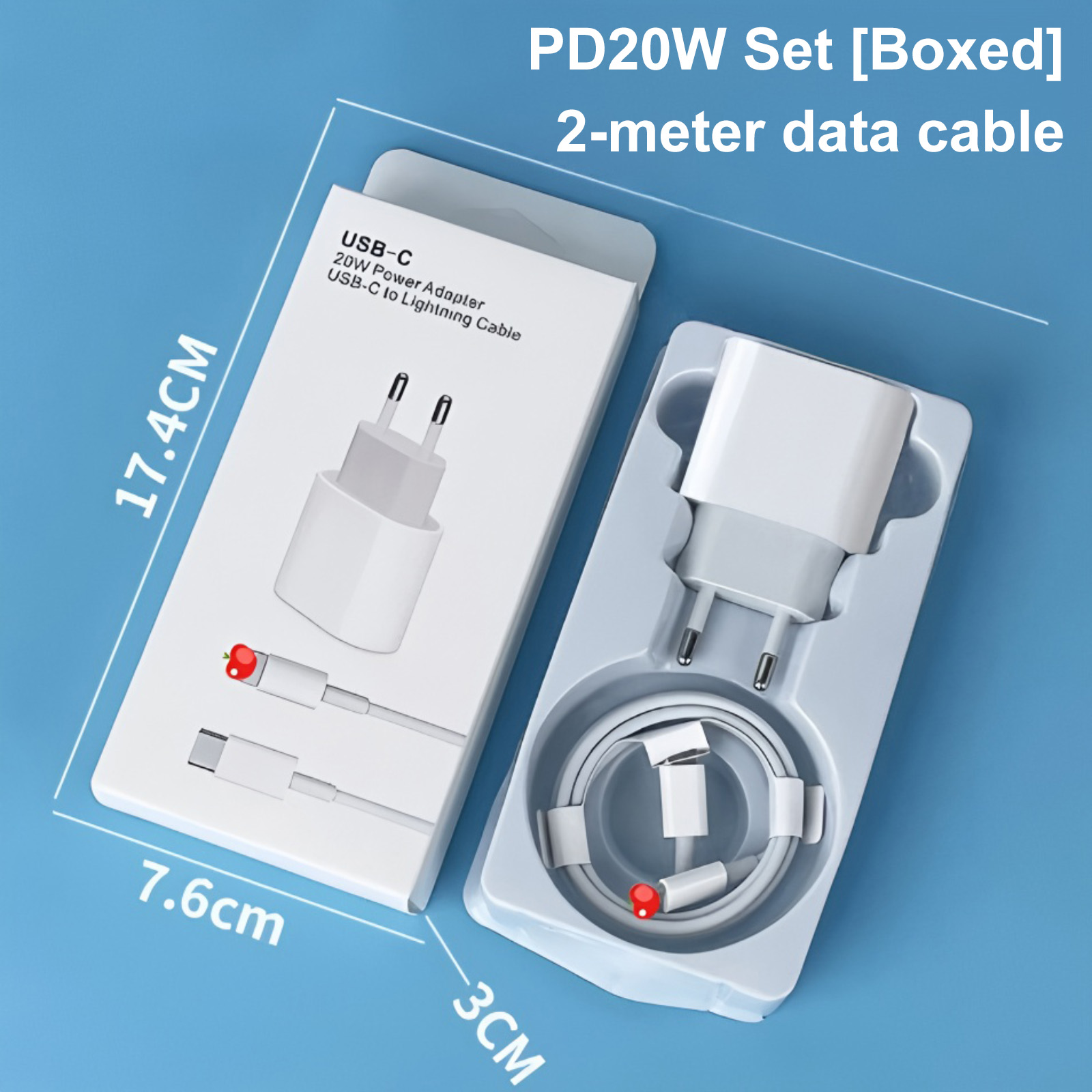 Verpacktes PD20W-Set mit Ladegerät und Kabel, weiß. Enthält einen 20-W-Netzadapter und ein USB-C-auf-Lightning-Kabel. Blauer Hintergrund.