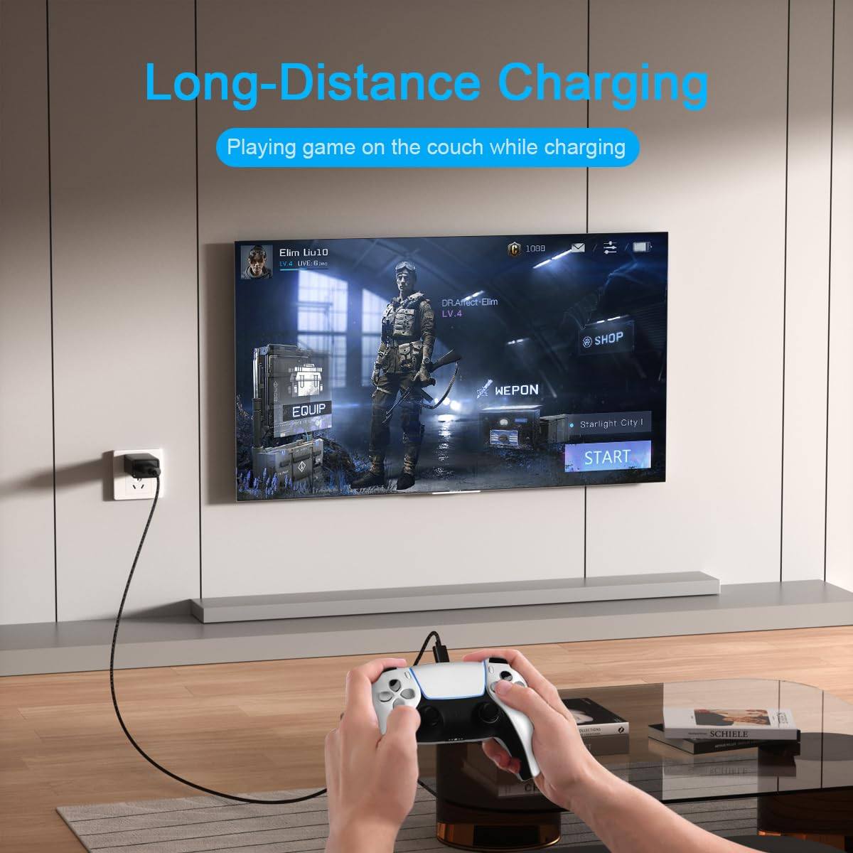 Eine Person spielt ein Spiel auf dem Fernseher mit einem Controller. Der Fernseher zeigt eine Spieloberfläche. Ein Ladekabel verbindet den Controller.