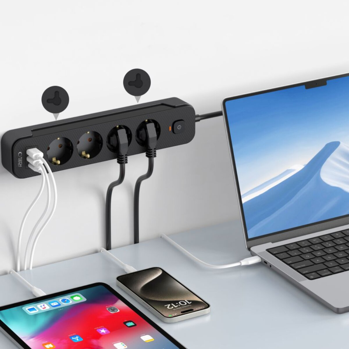 Eine schwarze Steckdosenleiste mit mehreren Steckdosen, die an einen Laptop, ein Tablet und ein Telefon angeschlossen sind, die alle aufgeladen werden.
