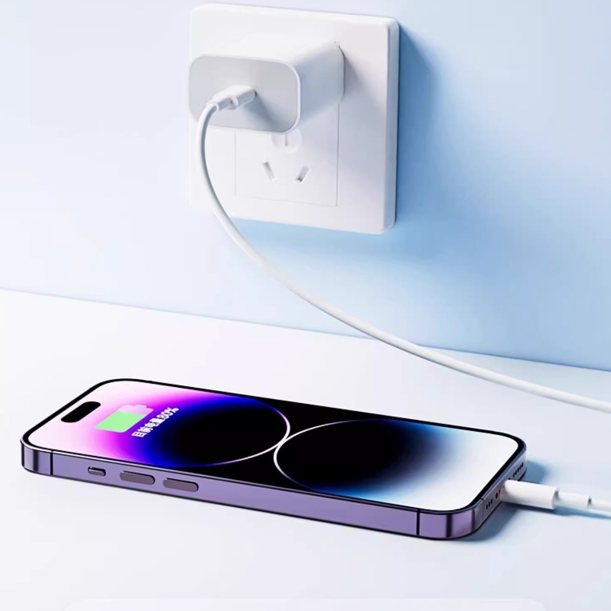 Ein Telefon wird geladen. Ein weißes Ladegerät ist an eine Steckdose angeschlossen. Der Bildschirm zeigt den Ladestatus.