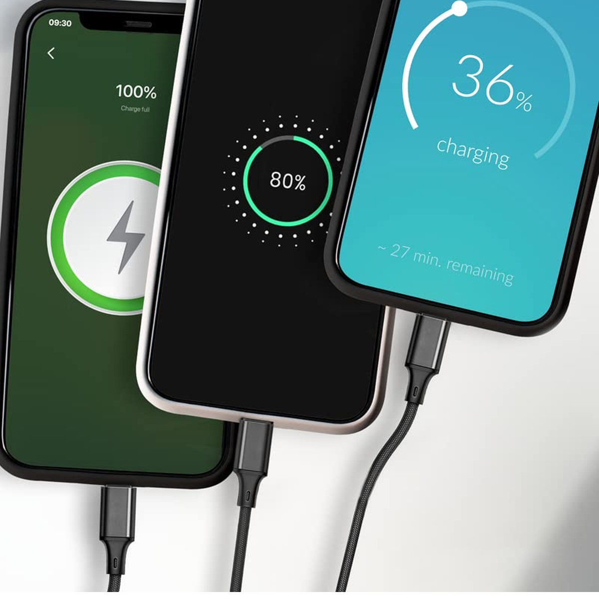 Drei Smartphones werden aufgeladen. Eines ist voll, eines bei 80 % und eines bei 36 %. Jedes hat ein Ladekabel angeschlossen.