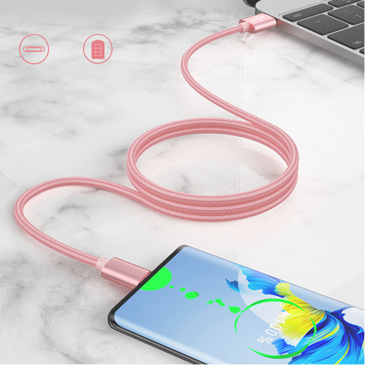 Rosafarbenes Ladekabel, das mit einem Laptop und einem Telefon verbunden ist. Der Telefonbildschirm zeigt ein Ladesymbol bei 100%.