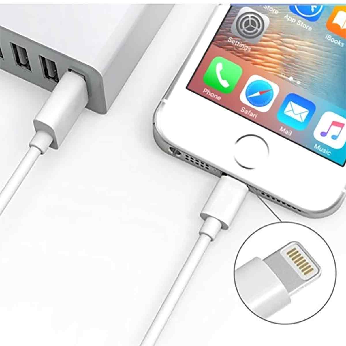 Ein iPhone wird mit einem weißen Kabel aufgeladen, das an ein weißes Netzteil angeschlossen ist. Telefon-Symbole sind sichtbar.