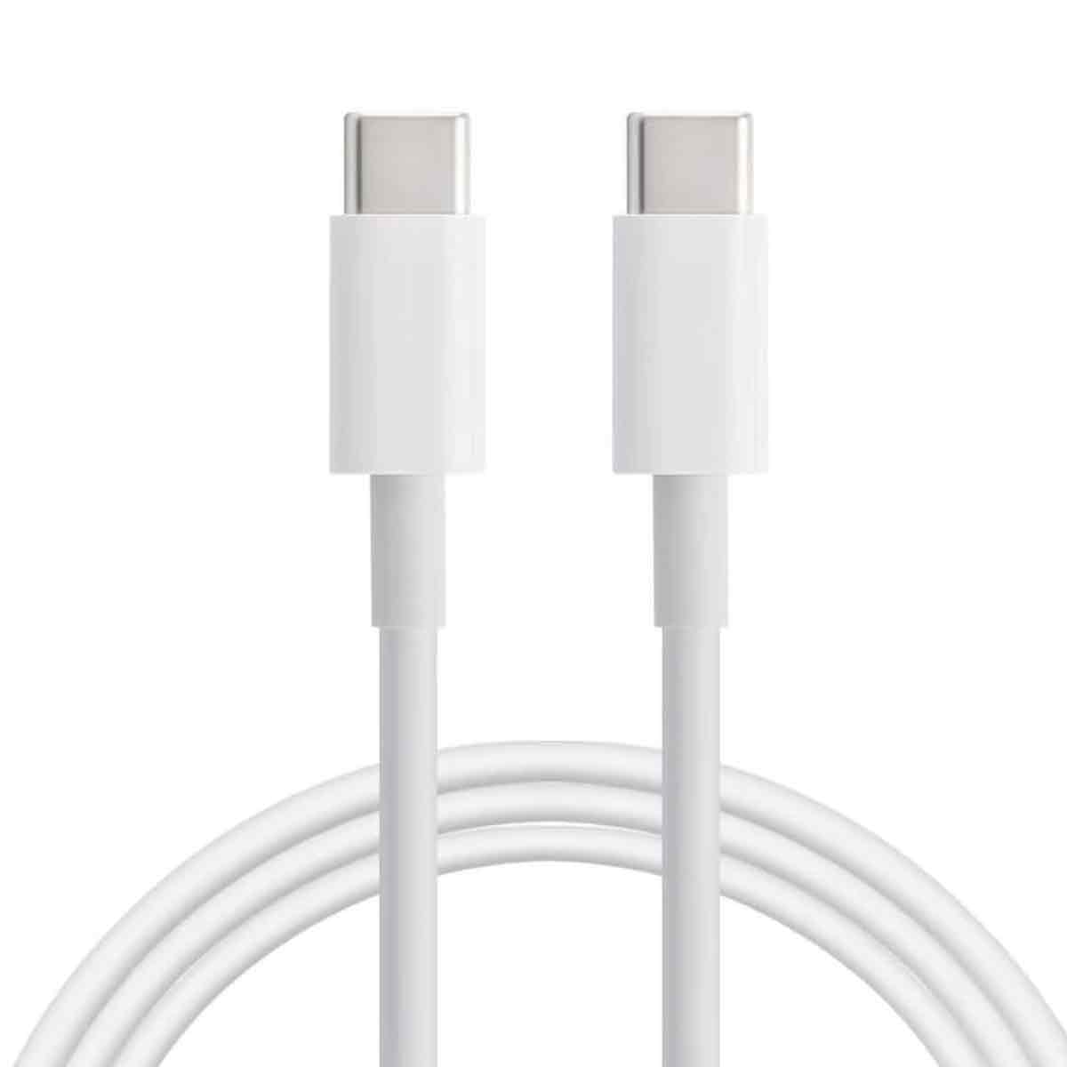 Zwei weiße USB-C-Kabel, Anschlüsse oben, gebogene Kabel unten. Der Hintergrund ist schlicht weiß.