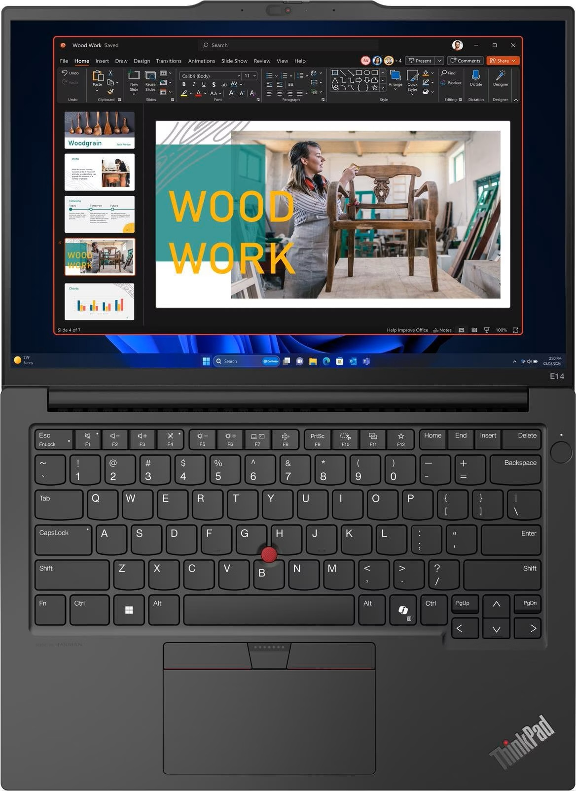 Ein Laptop-Bildschirm zeigt eine Präsentation über Holzbearbeitung, mit einer Frau, die an einem Stuhl arbeitet. Die Tastatur ist sichtbar.