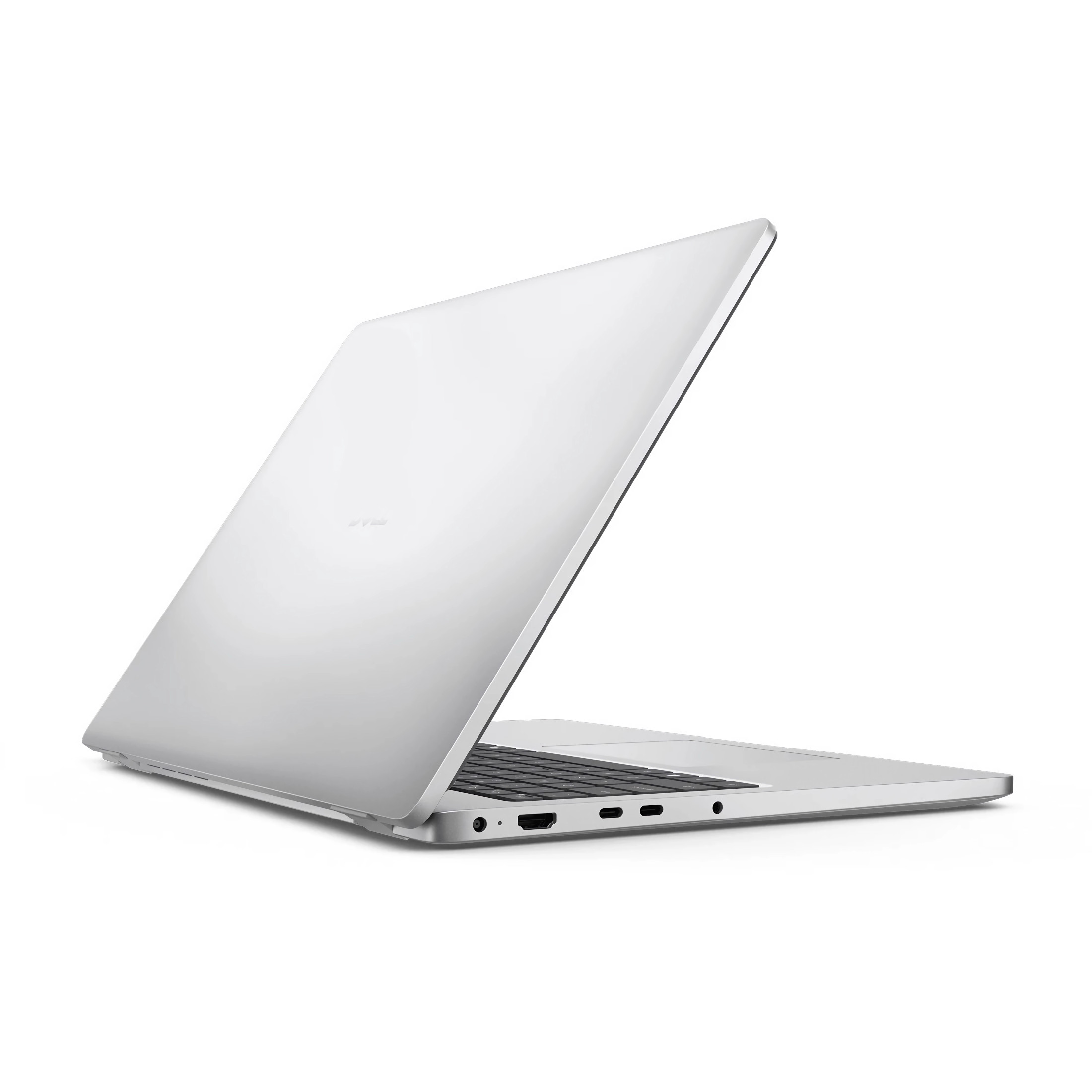 Ein silberner Laptop ist leicht geöffnet und zeigt die Tastatur und Anschlüsse. Der Hintergrund ist weiß.