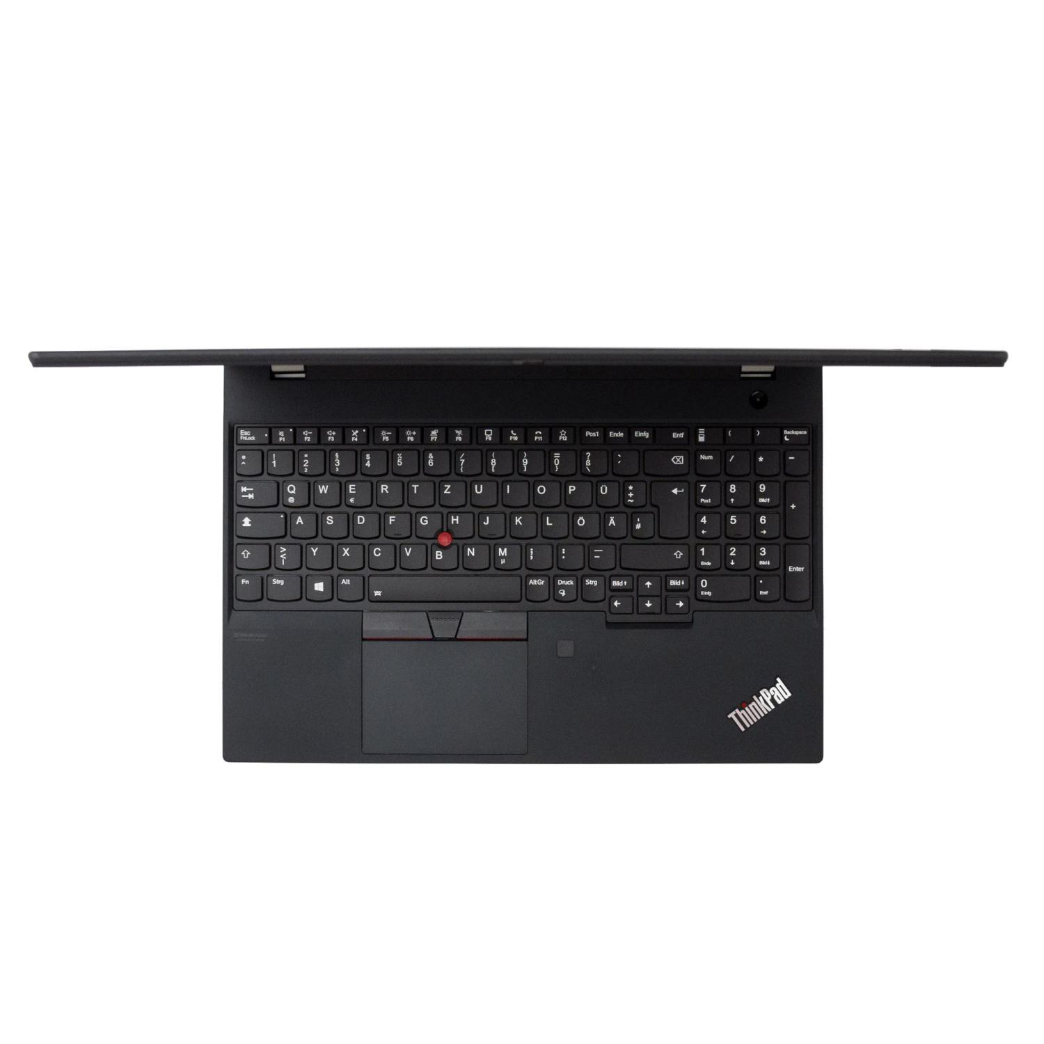Ein schwarzes ThinkPad-Laptop ist geöffnet und zeigt die Tastatur. Die Tastatur ist schwarz mit weißen Buchstaben und Symbolen. Auch das Trackpad ist schwarz.