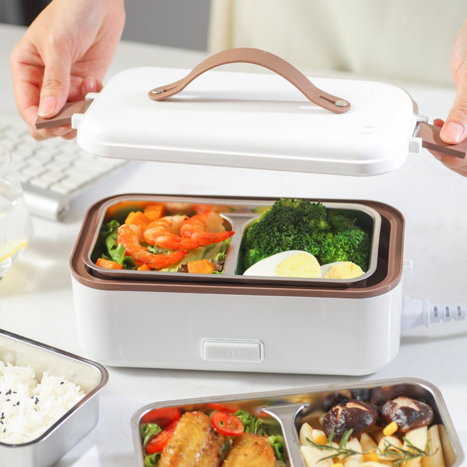 Eine Person öffnet eine weiße Lunchbox mit Essen: Garnelen, Brokkoli, Ei und Hähnchen. Andere Behälter mit Reis und Essen sind sichtbar.