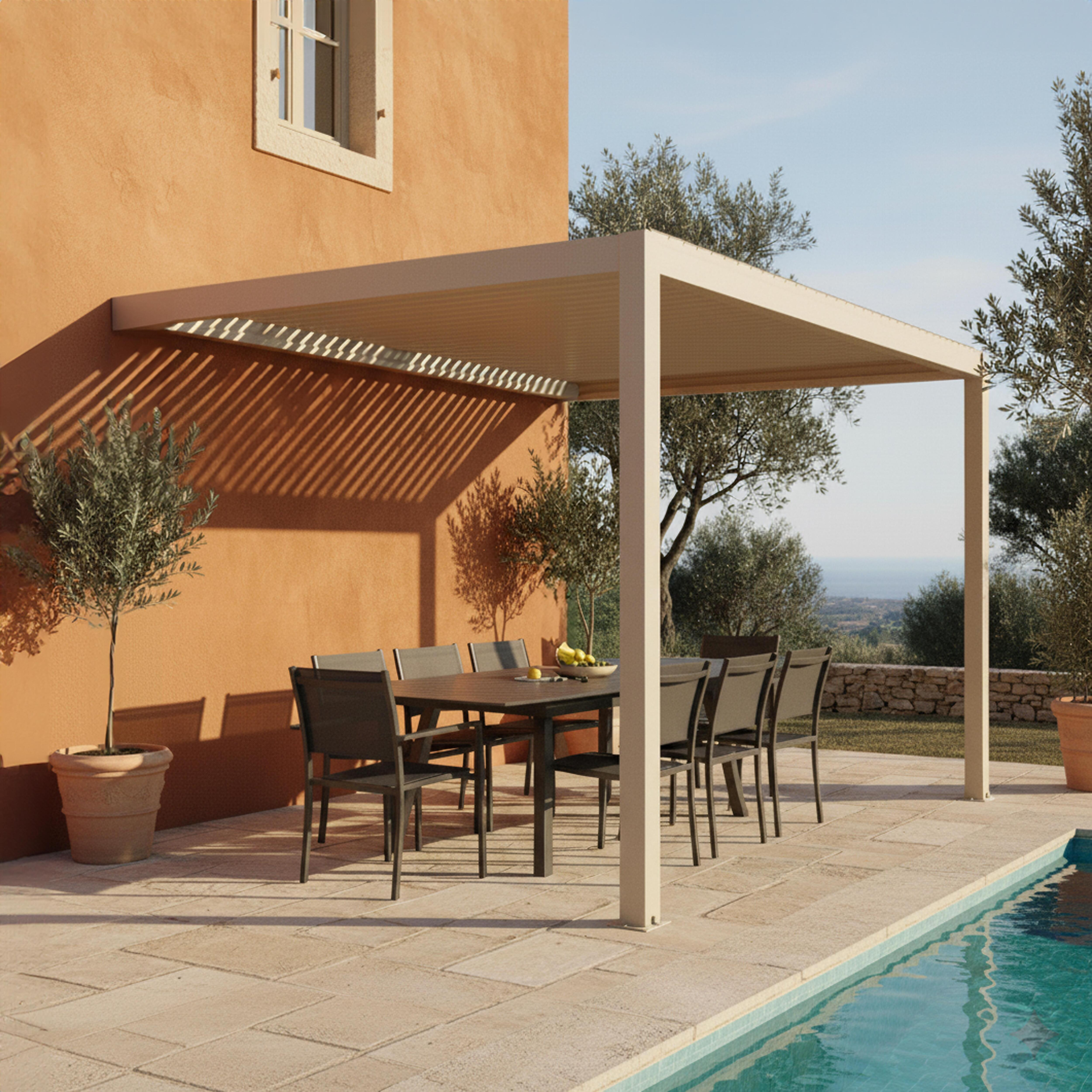 Terrasse mit Tisch und Stühlen unter einer Pergola neben einem Pool. Oranges Gebäude und Bäume im Hintergrund.
