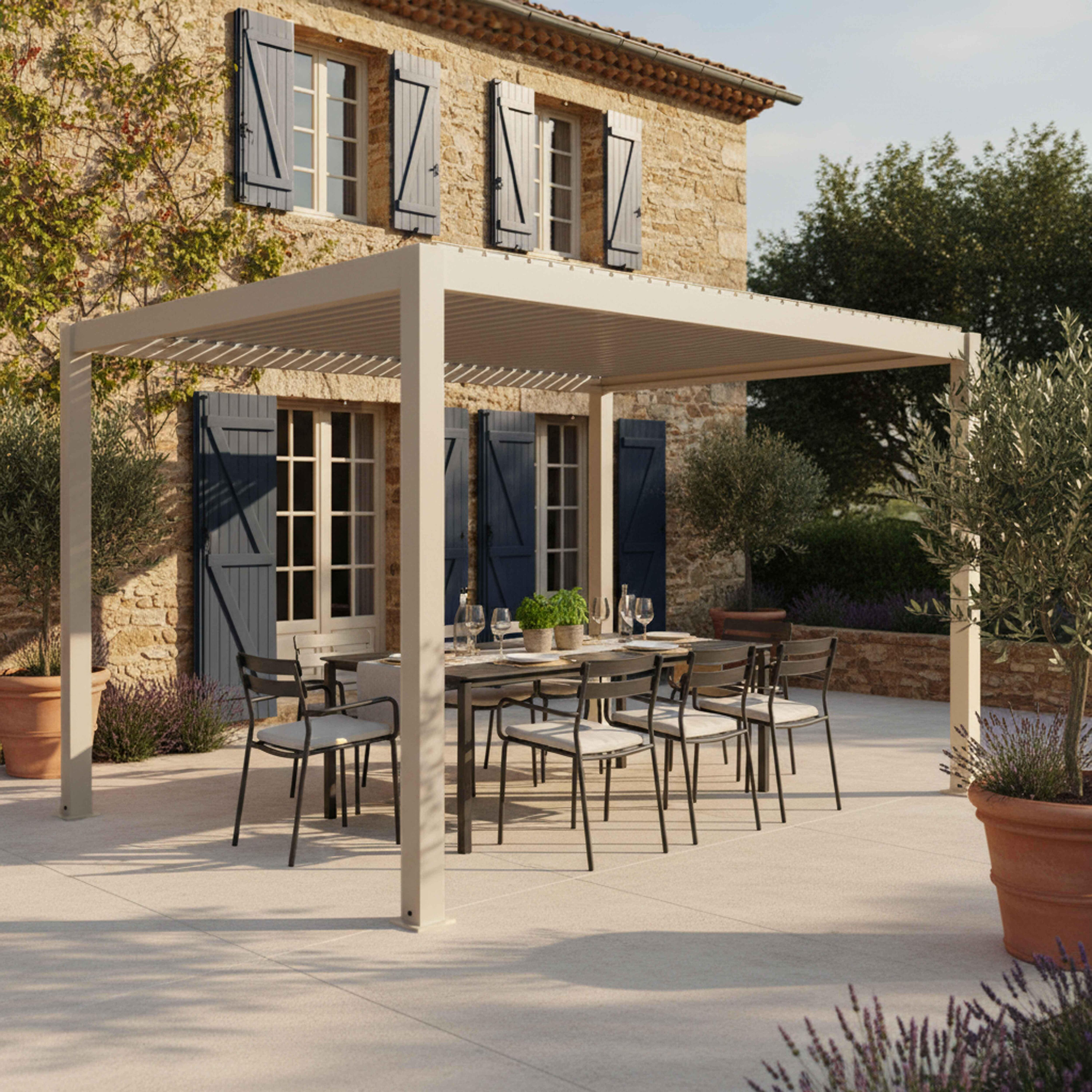 Szene im Freien. Eine Pergola beschattet einen Tisch, der für eine Mahlzeit gedeckt ist. Steingebäude und Pflanzen im Hintergrund.