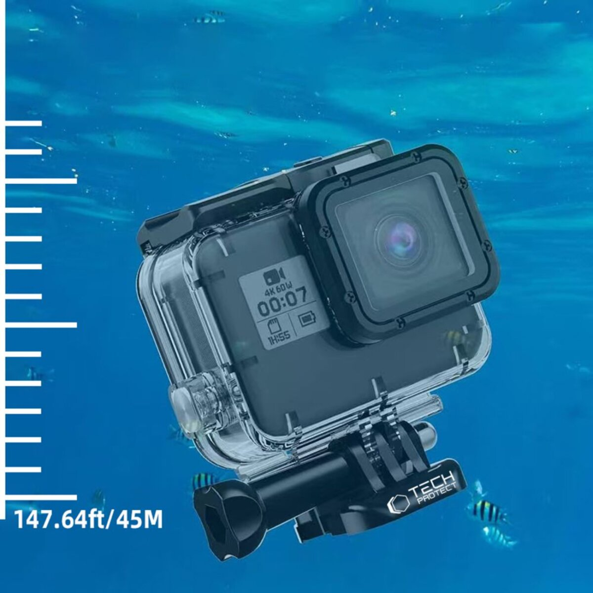 GoPro-camera in onderwaterbehuizing, tijdweergave, met diepte-indicator. Vissen zwemmen op de achtergrond. TECH PROTECT-logo zichtbaar.