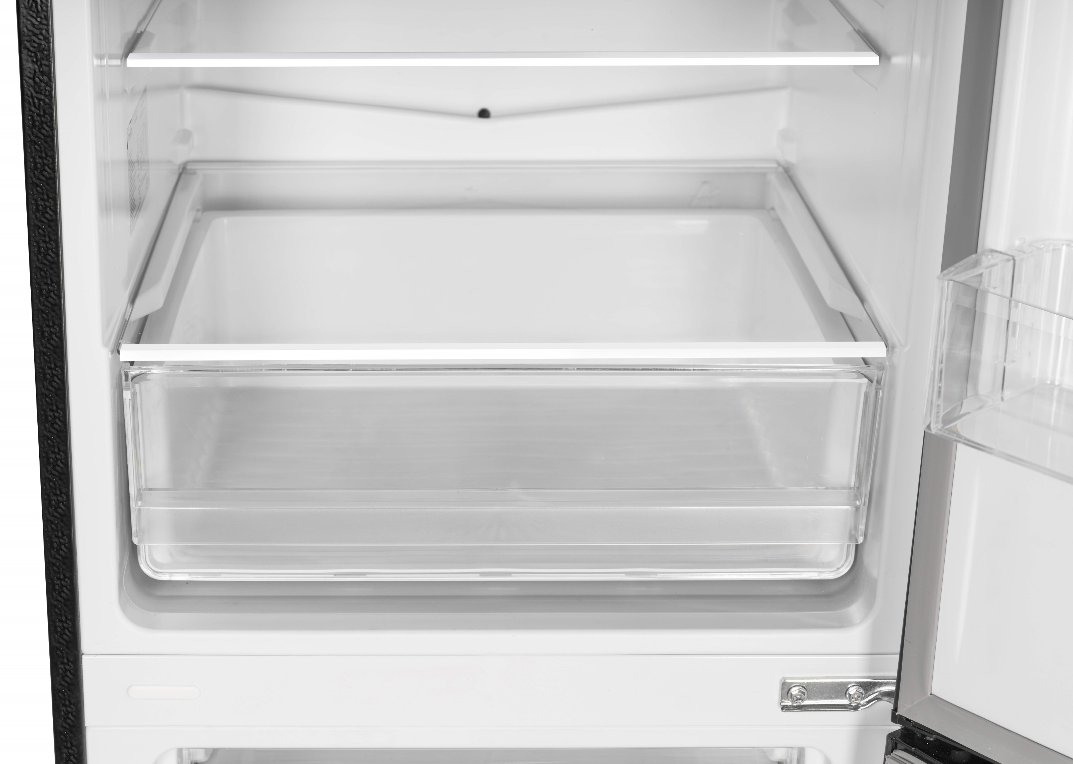 Innere eines weißen Kühlschranks. Es gibt Regale und transparente Schubladen. Die Tür ist offen.
