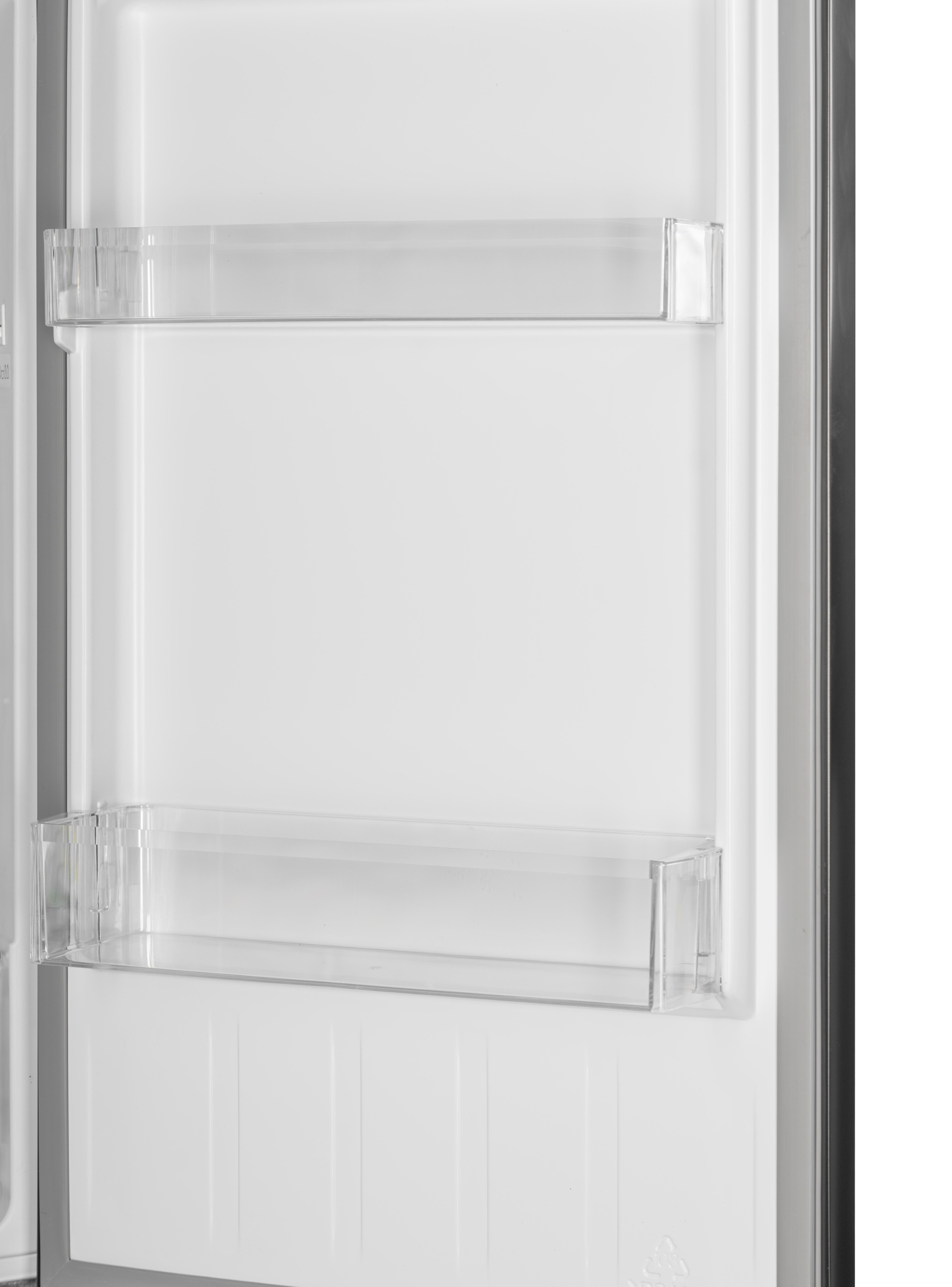 Leerer Kühlschrank. Zwei Regale sichtbar. Die Wände sind weiß.