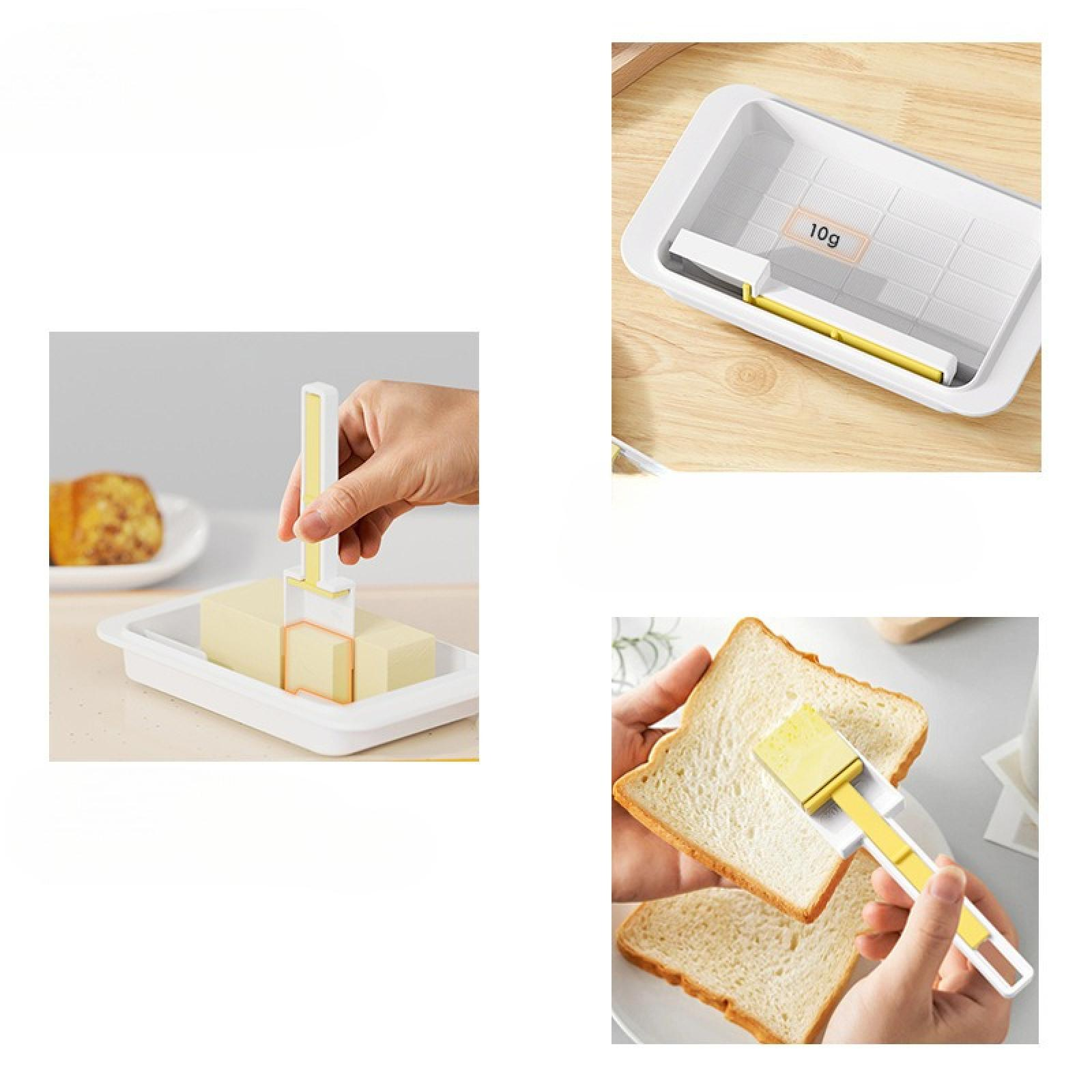 Ein Butter Schneider schneidet Butter auf Brot. Ein Tablett enthält Butterblöcke.