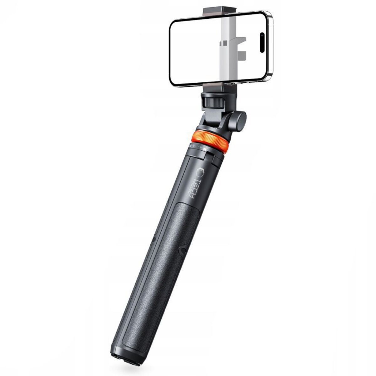 Een smartphone gemonteerd op een zwarte en oranje selfiestick, iets schuin. Het telefoonscherm is zichtbaar, de achtergrond is wit.