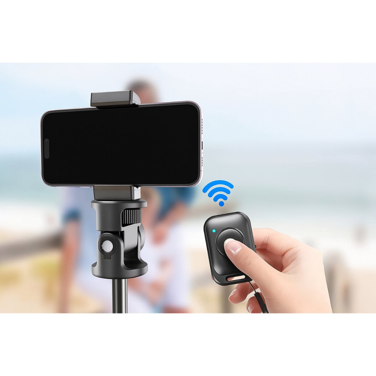 Een telefoon op een statief is verbonden met een afstandsbediening. Hand houdt de zwarte afstandsbediening met wifi-icoon.