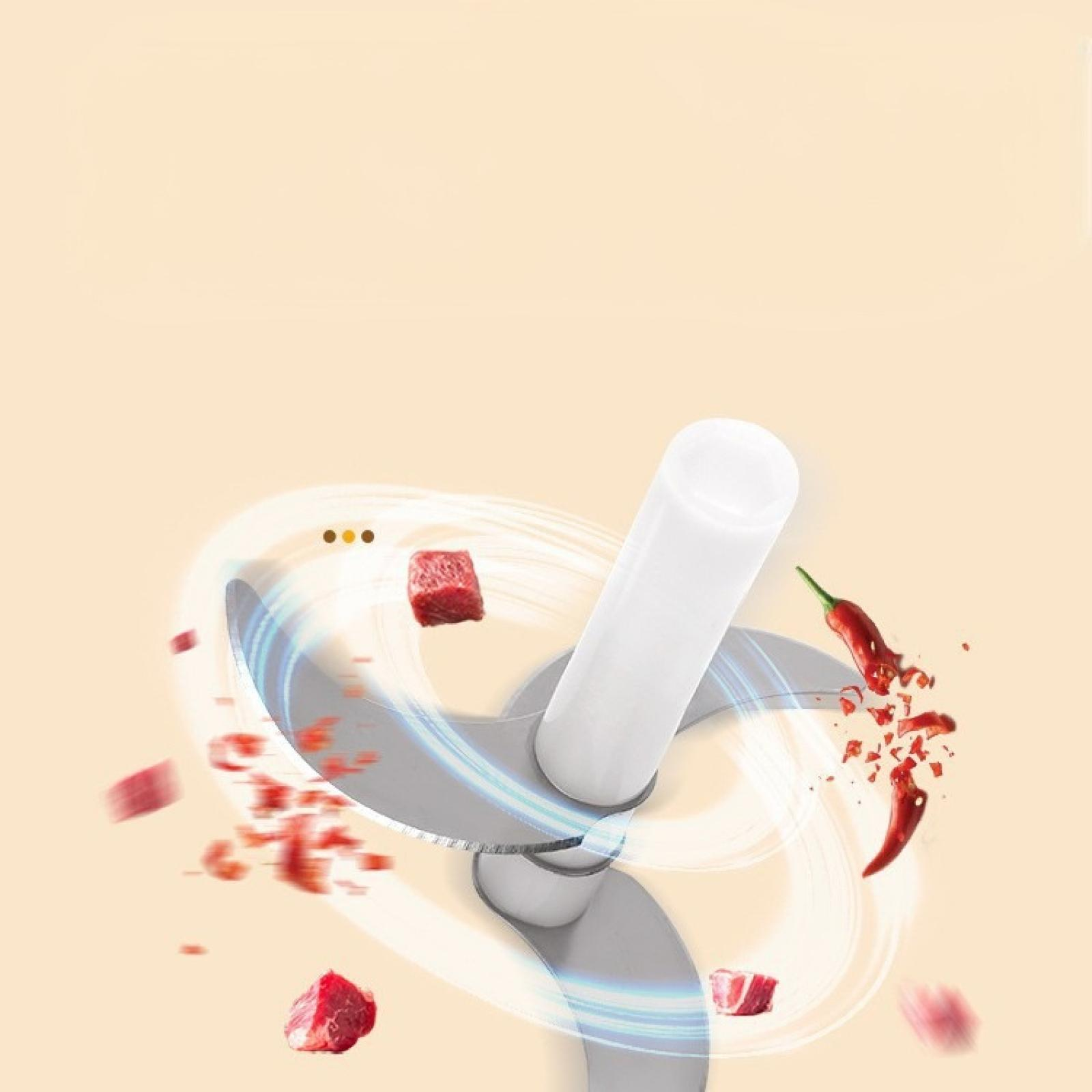 Ein Foodprozessor mit Klingen, der rotes Fleisch und Chilischoten zerkleinert. Weißer Zylinder und Hintergrund.
