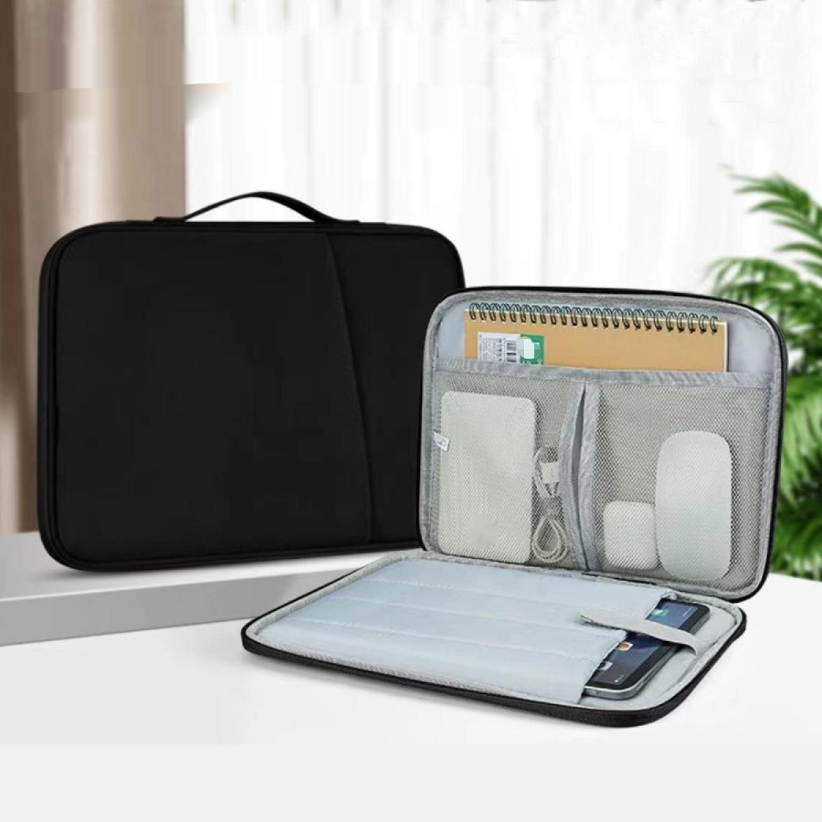 Schwarze Laptoptasche mit Griff. Geöffnete Tasche zeigt Notizbuch, Powerbank, Maus, Telefon und Kabel. Im Hintergrund ist eine grüne Pflanze sichtbar.