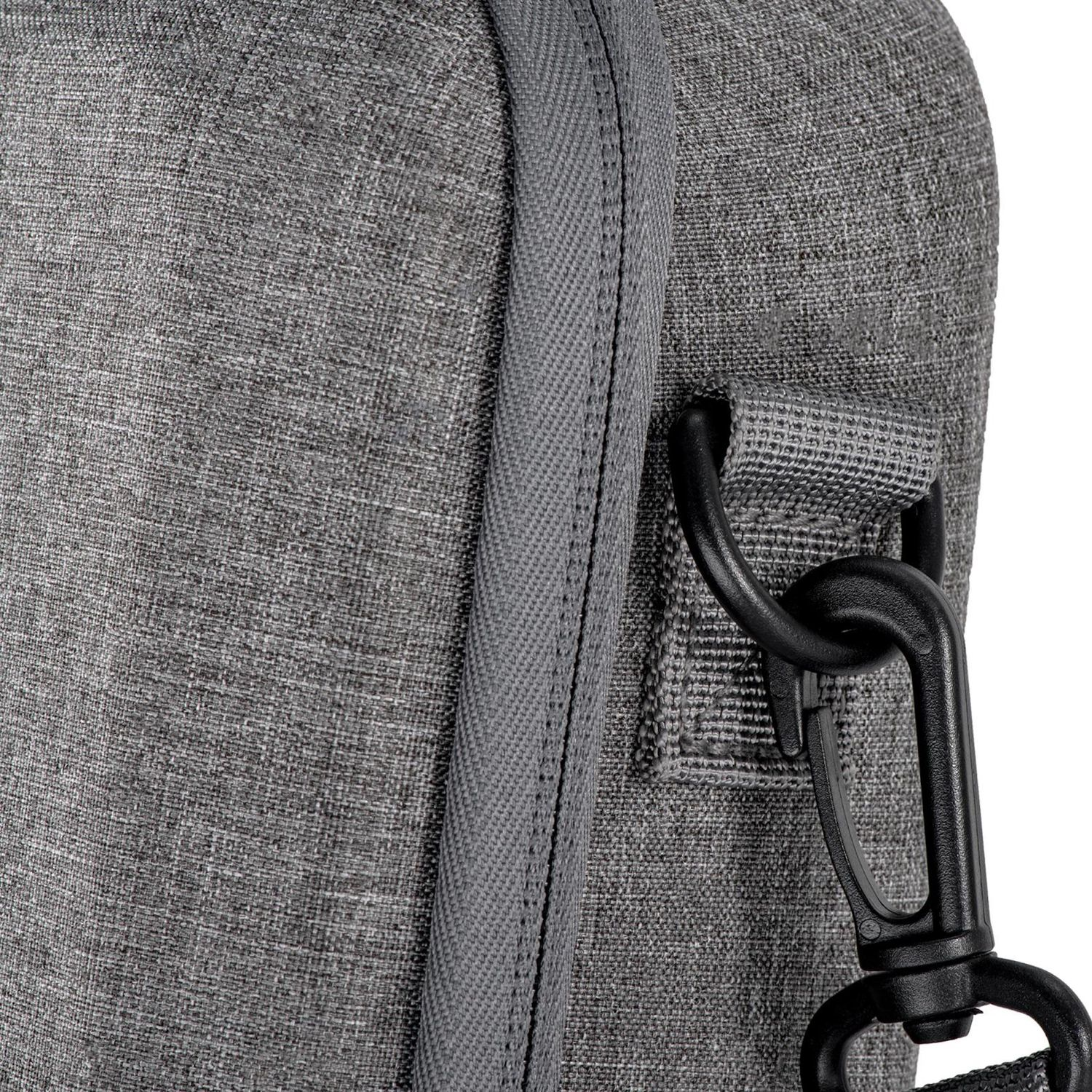Nahaufnahme einer grauen Stofftasche mit schwarzem Verschluss. Die Tasche hat eine strukturierte Oberfläche und eine Naht.