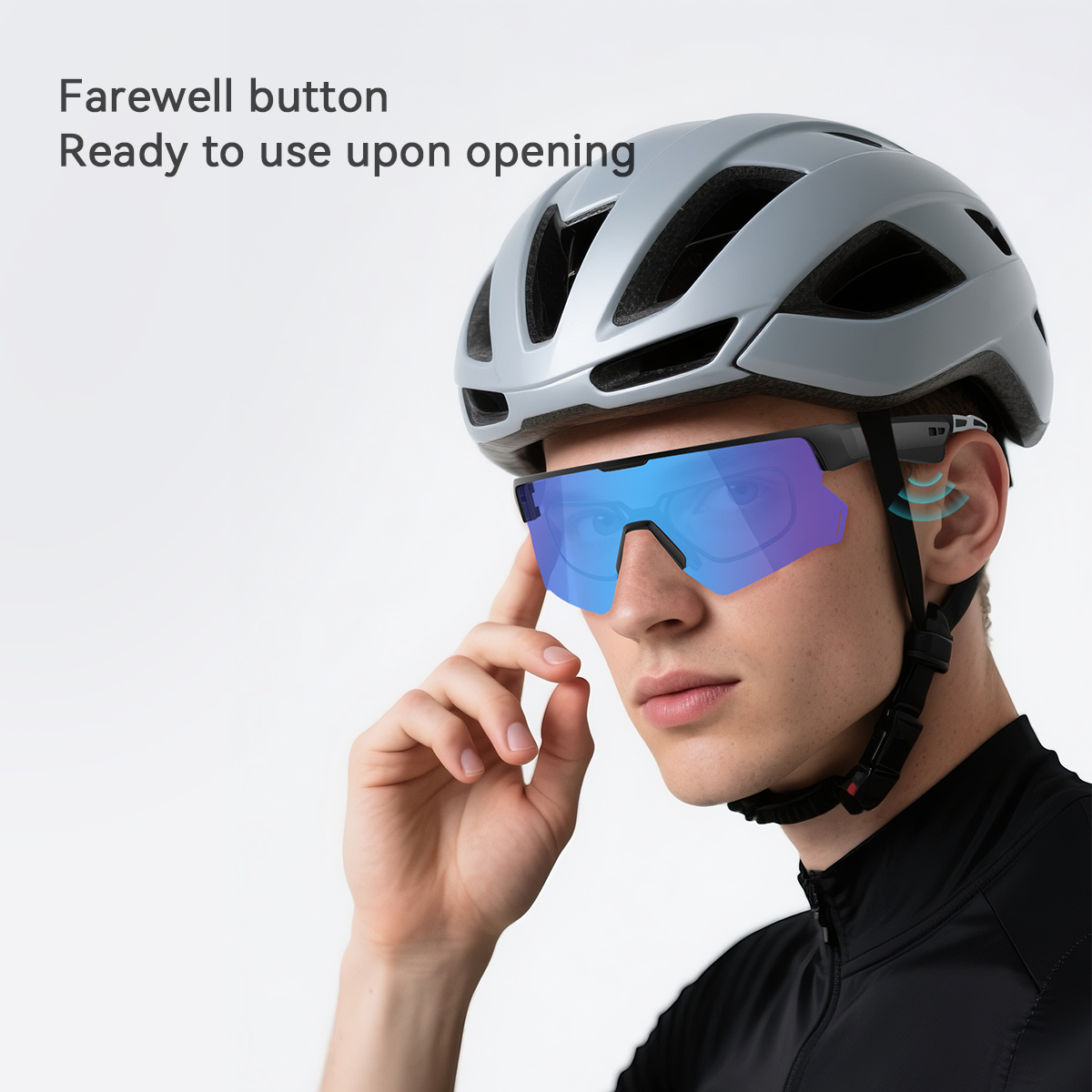 Uomo con casco e occhiali da sole, tocca gli occhiali con il dito. Gli occhiali riflettono un colore blu.