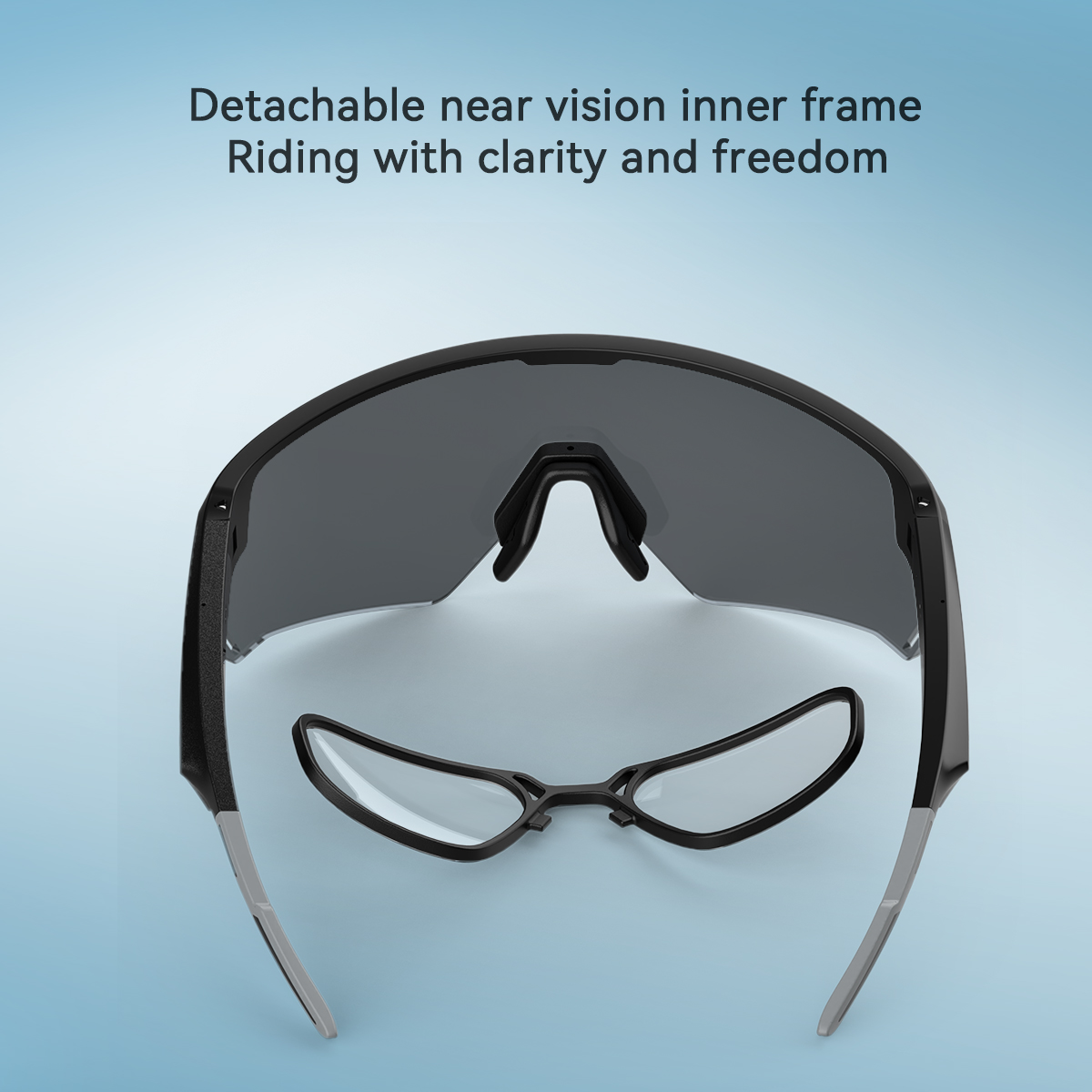 Gafas de sol negras con marco interior desmontable, sobre gradiente azul. Texto: Marco interior de visión cercana desmontable, claridad y libertad.