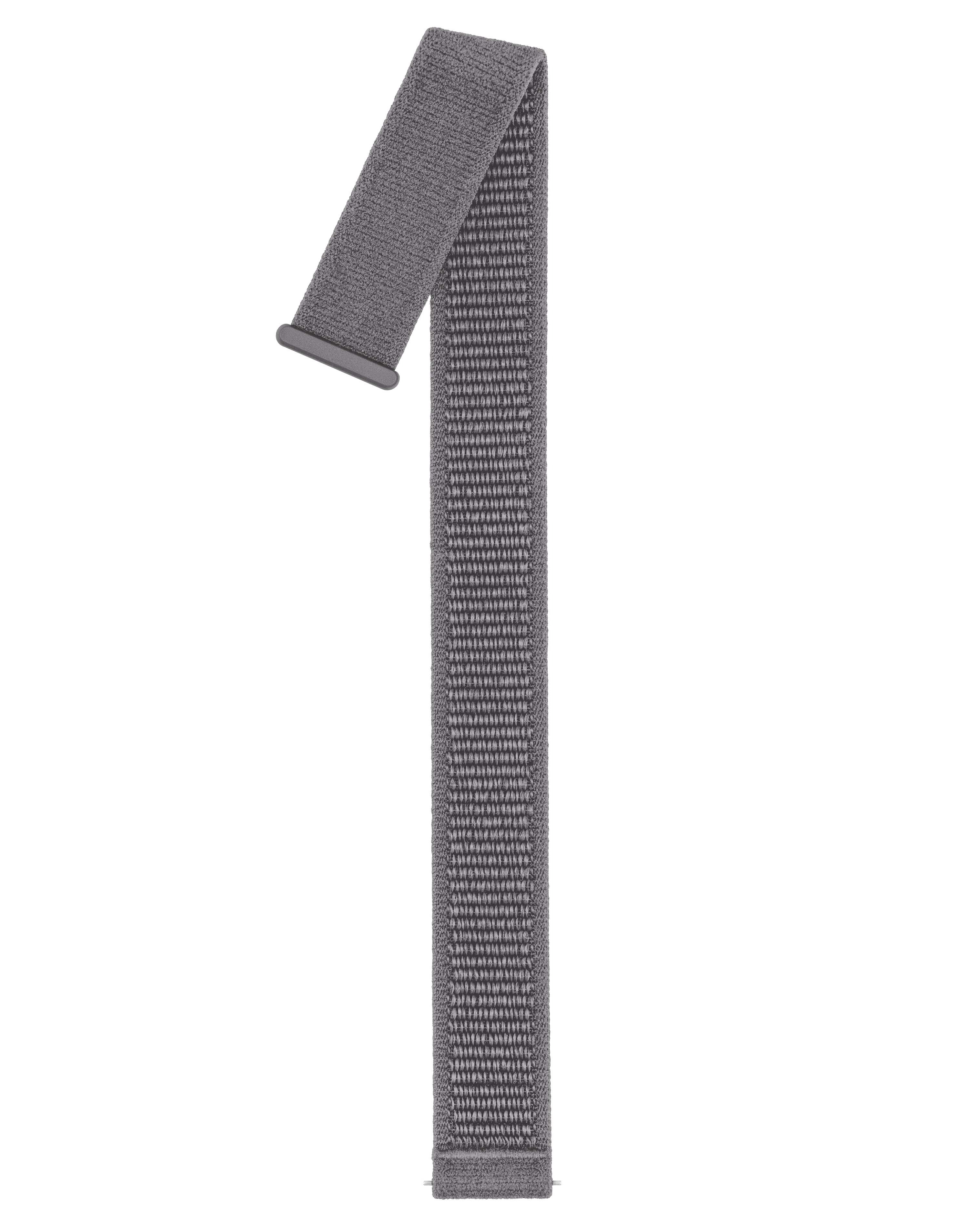 Ein graues Uhrenarmband liegt diagonal vor weißem Hintergrund. Das Armband besteht aus gewebtem Stoff. Das Ende ist verbunden.