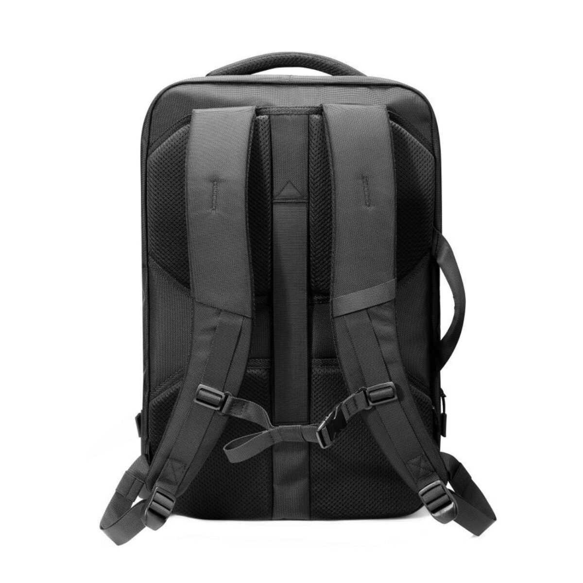 Schwarzer Rucksack von hinten gesehen, mit Schultergurten, Schnallen und einem oberen Griff, vor weißem Hintergrund.